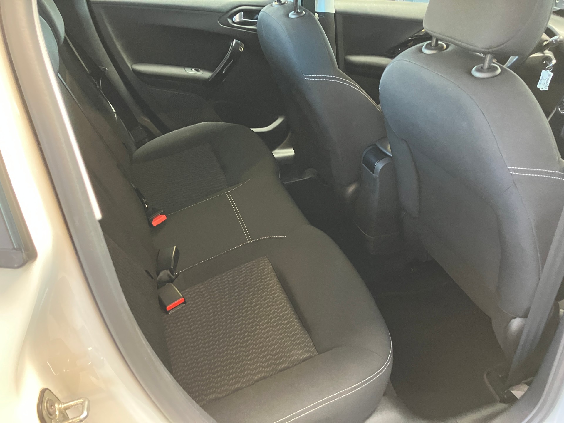 PEUGEOT 208 1.2 PureTech Style-image-22