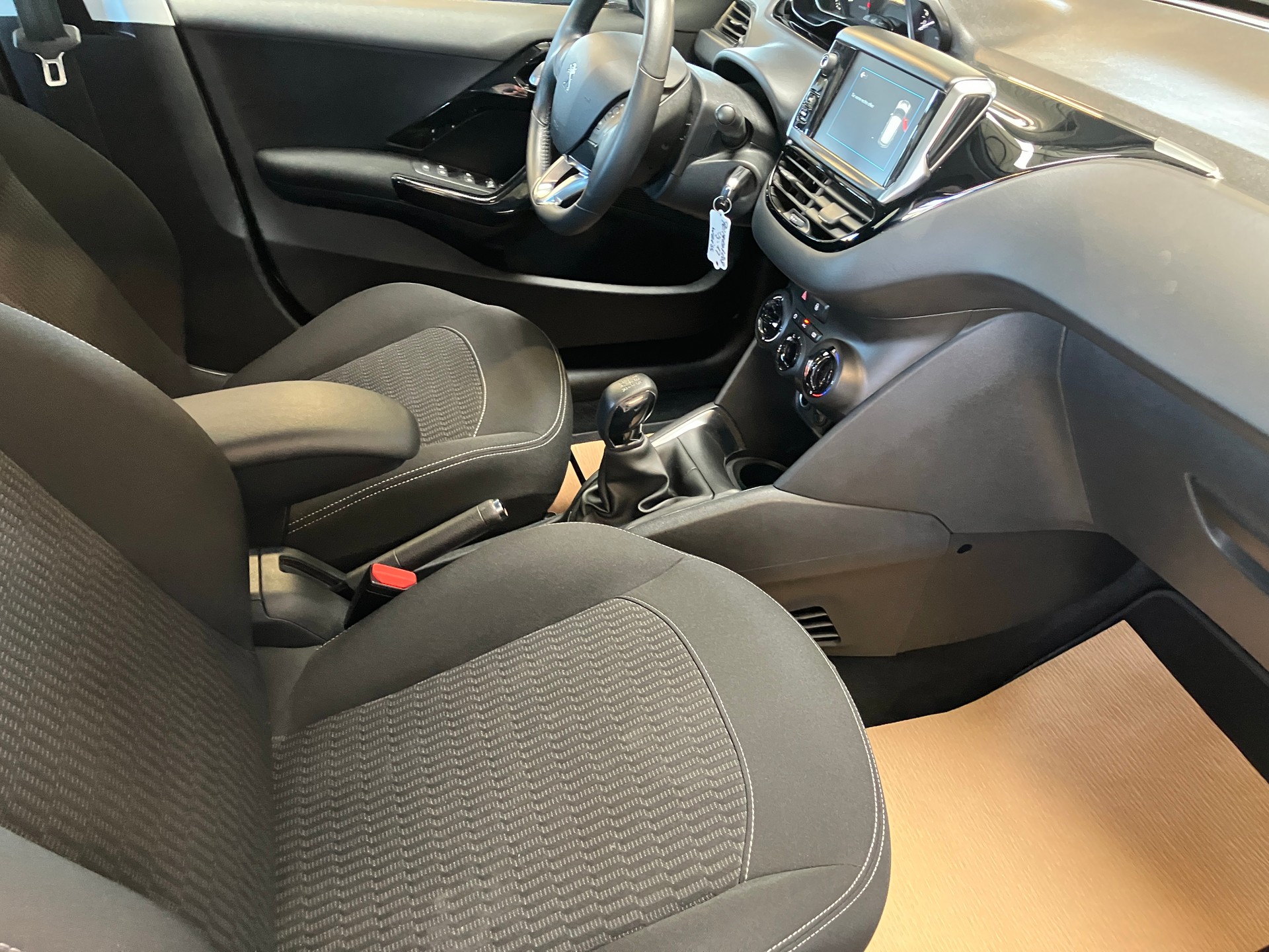 PEUGEOT 208 1.2 PureTech Style-image-30