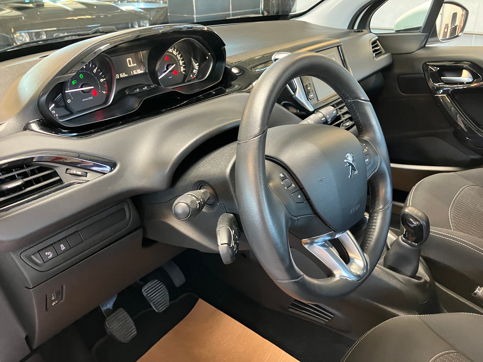 PEUGEOT 208 1.2 PureTech Style-image-16