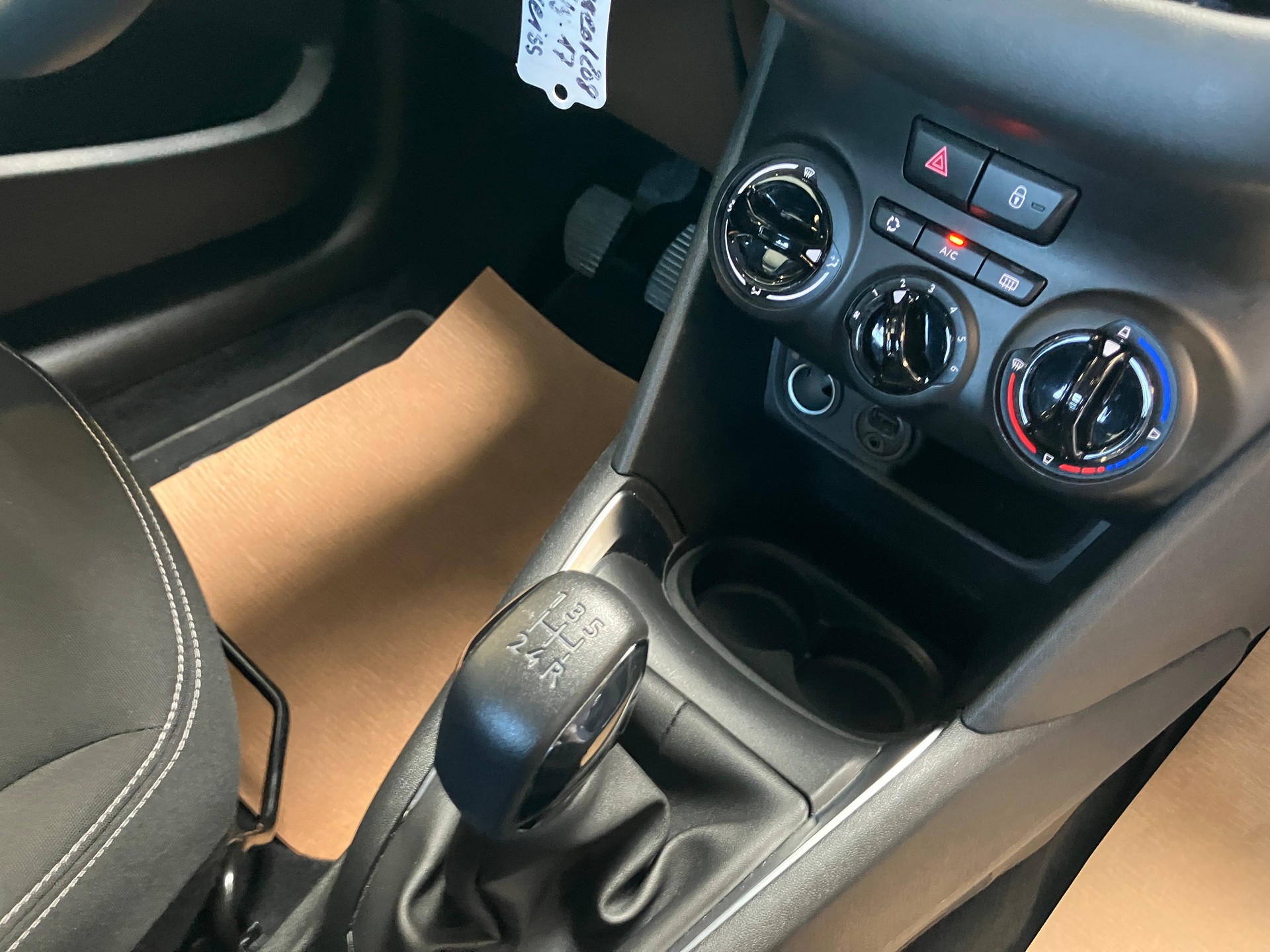PEUGEOT 208 1.2 PureTech Style-image-28