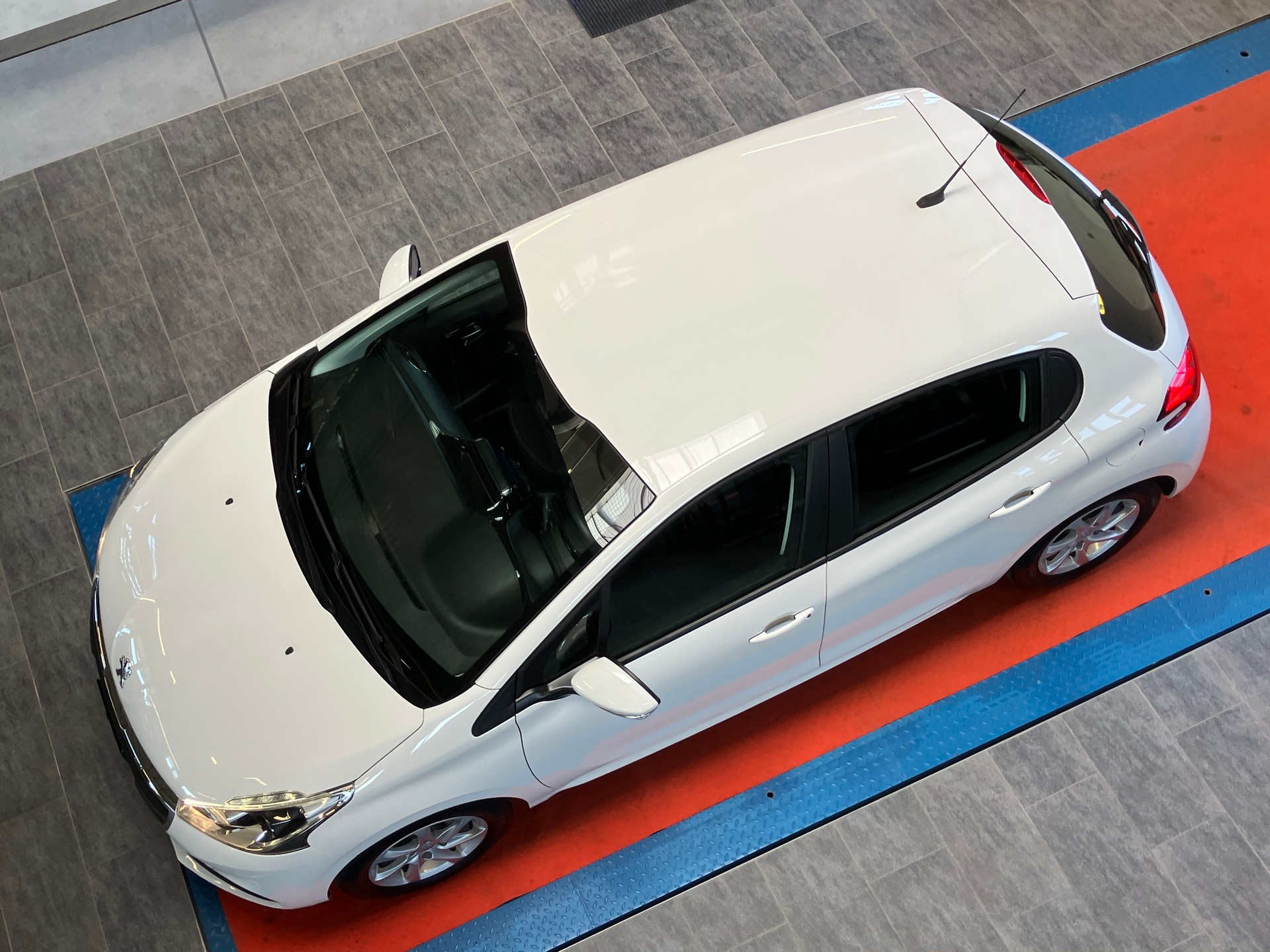 PEUGEOT 208 1.2 PureTech Style-image-12