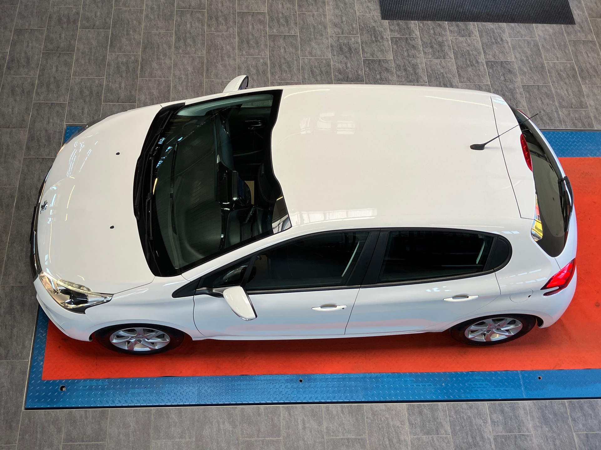 PEUGEOT 208 1.2 PureTech Style-image-13