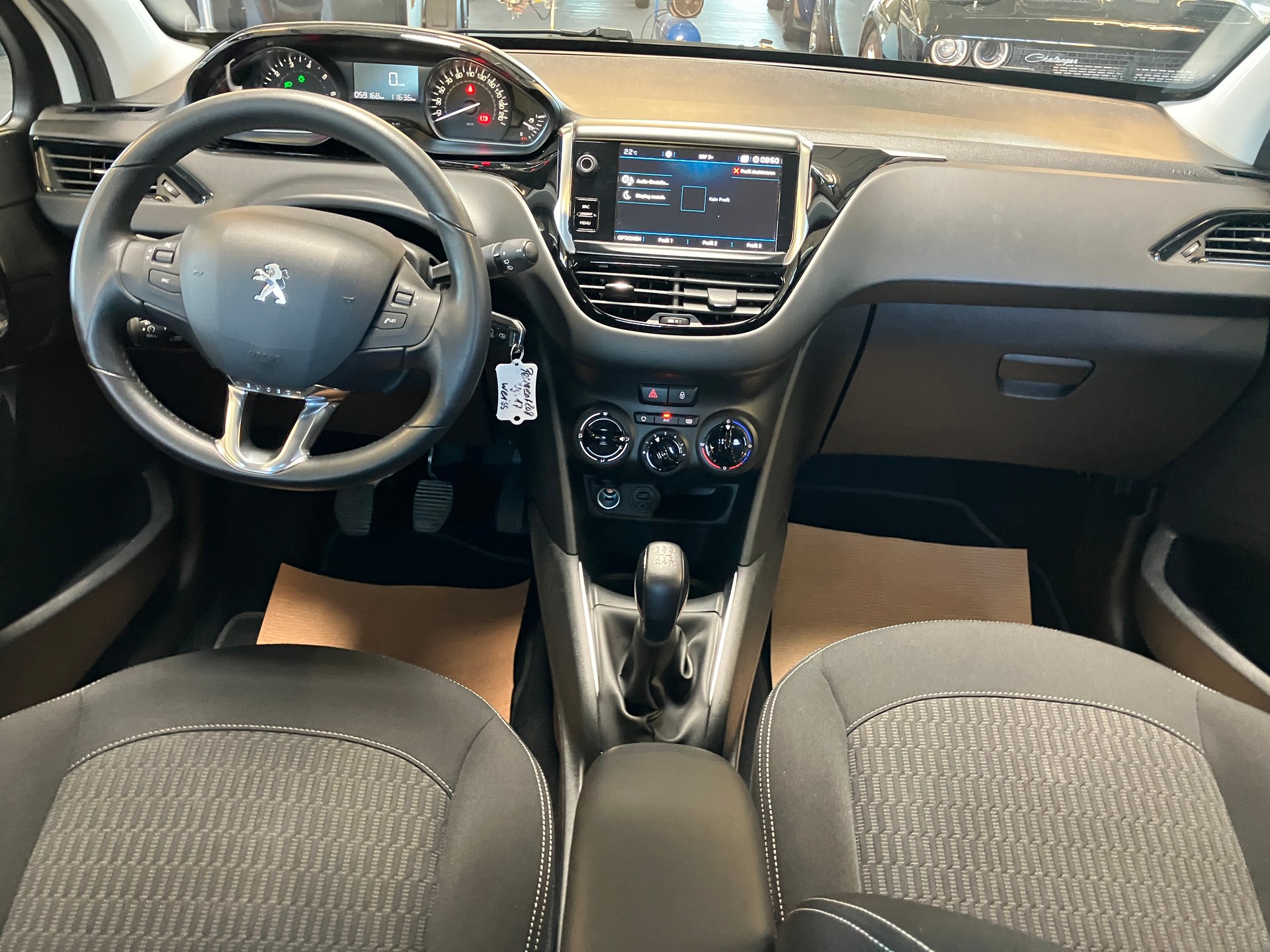 PEUGEOT 208 1.2 PureTech Style-image-21