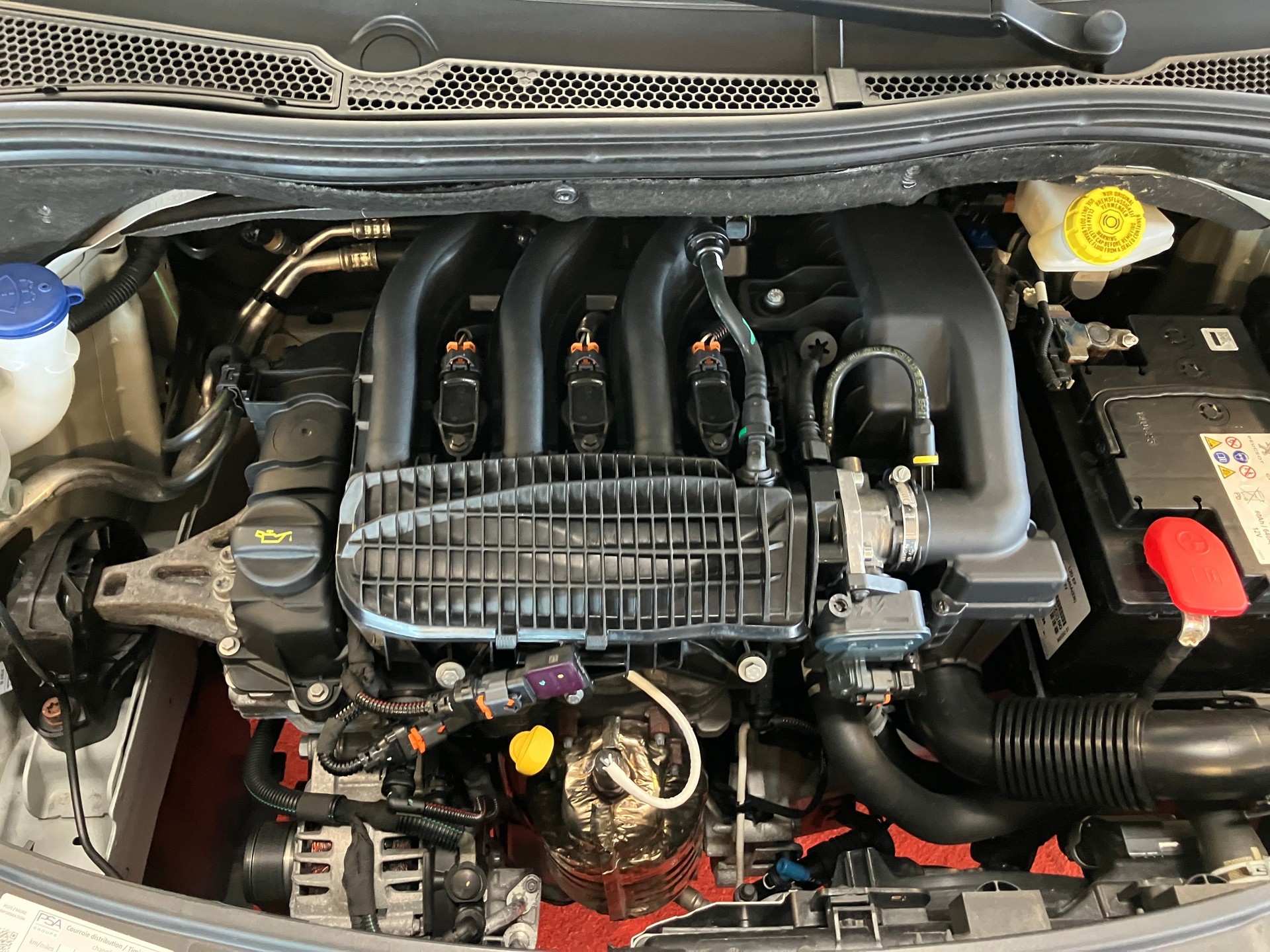 PEUGEOT 208 1.2 PureTech Style-image-14