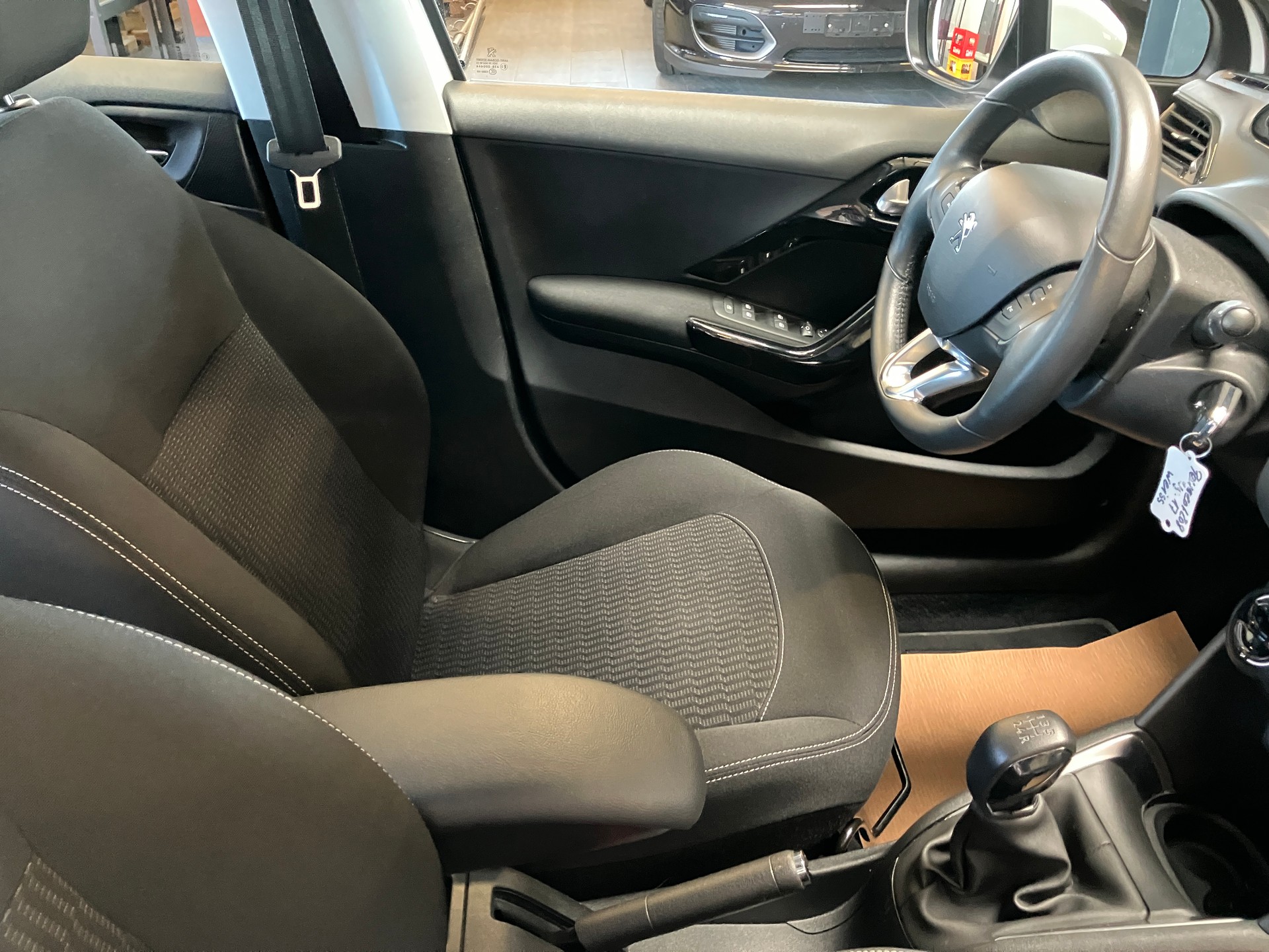 PEUGEOT 208 1.2 PureTech Style-image-26
