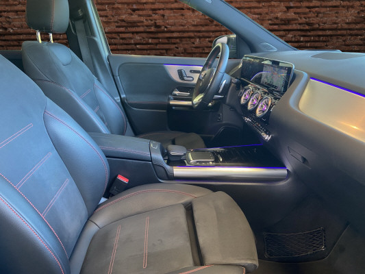 MERCEDES-BENZ GLA 250 AMG Line-image-11