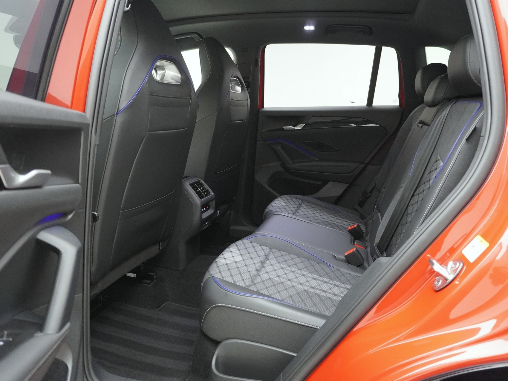 VW Tiguan 2.0 TSI DSG R-Line Black Style 4Motion (2025)-image-12