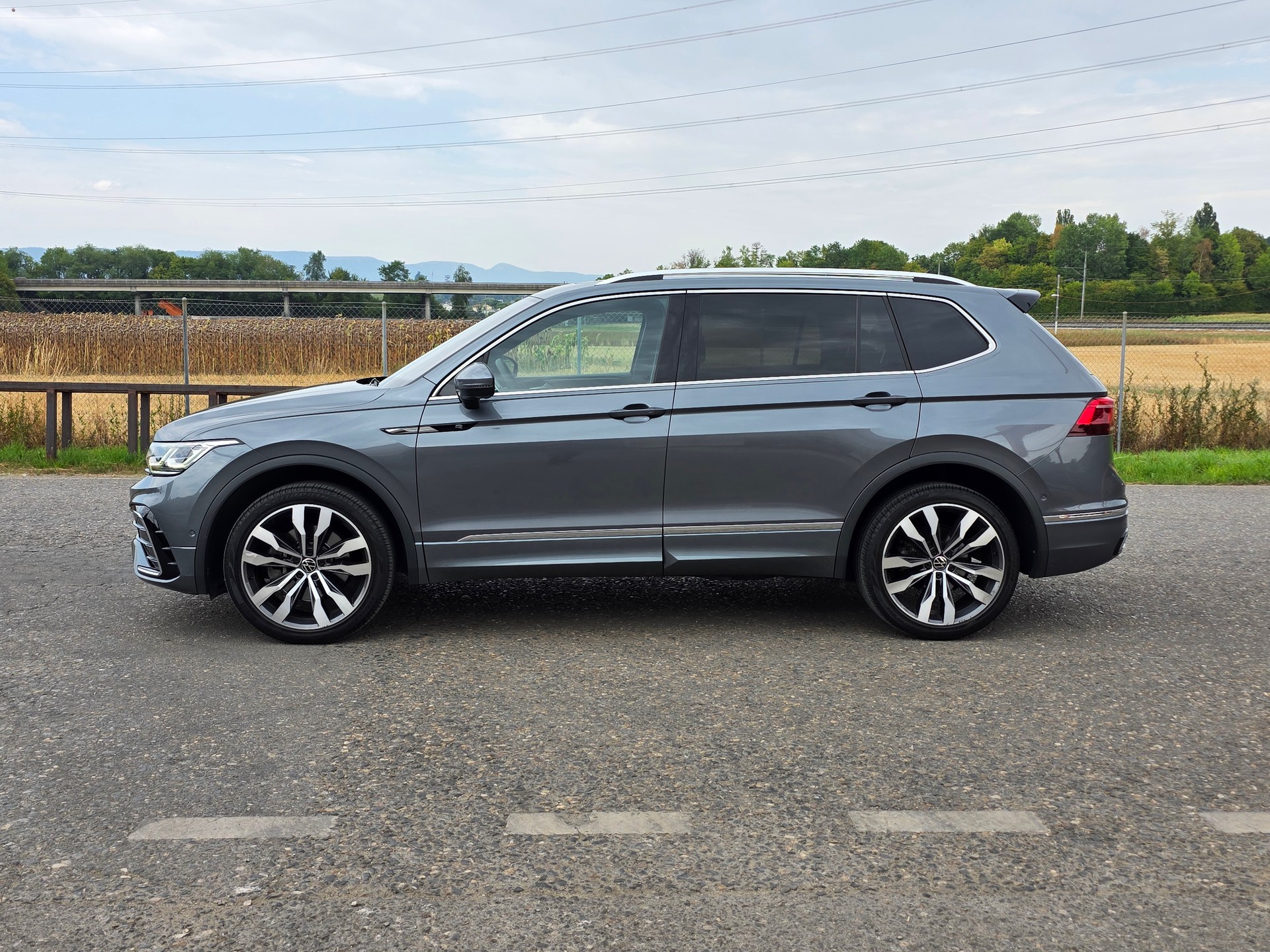 VW Tiguan Allspace 2.0TSI R-Line 4Motion DSG-image-2