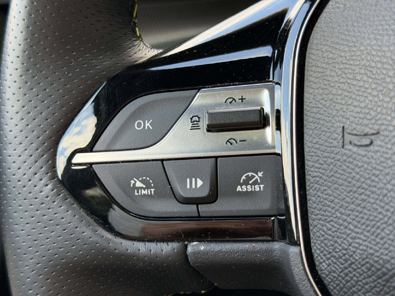 PEUGEOT 308 1.6 PHEV 225 GT Pack-image-12
