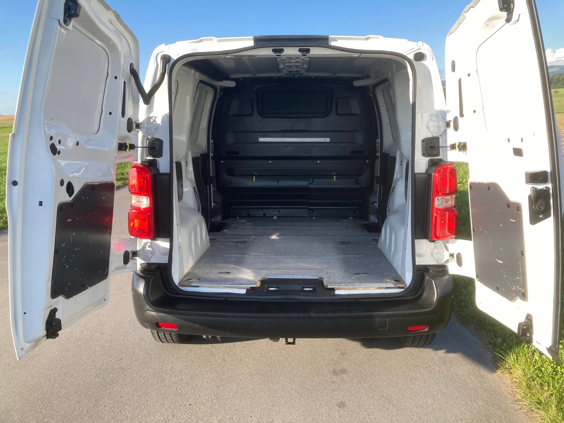 PEUGEOT Expert 2.0 BlueHDi 180 S&S Allure Compact EAT8 mit Anhängerkupplung-image-5
