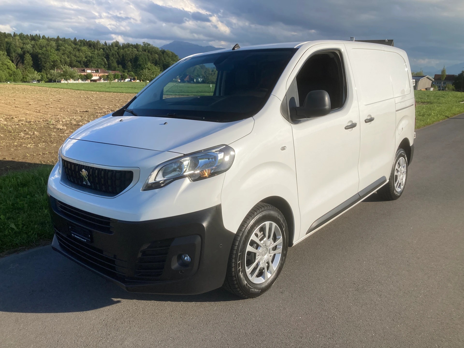 PEUGEOT Expert 2.0 BlueHDi 180 S&S Allure Compact EAT8 mit Anhängerkupplung-image-0