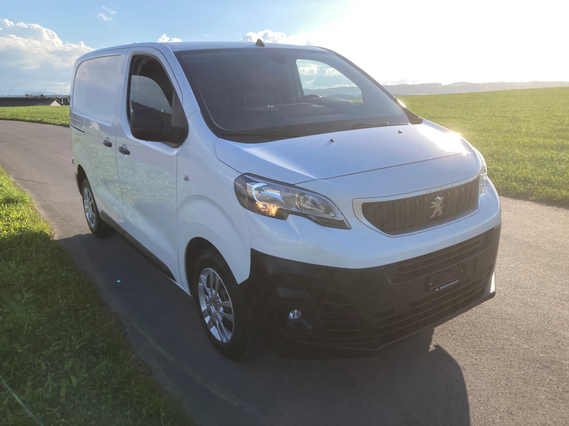 PEUGEOT Expert 2.0 BlueHDi 180 S&S Allure Compact EAT8 mit Anhängerkupplung-image-1