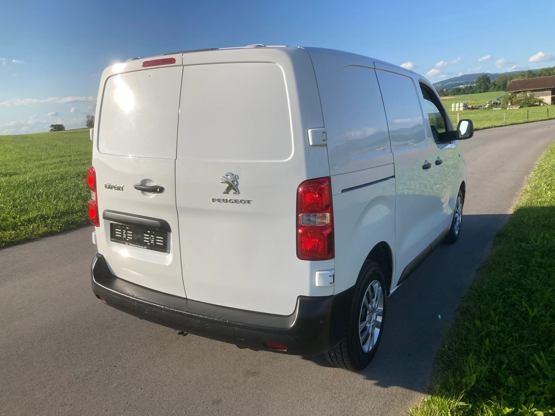 PEUGEOT Expert 2.0 BlueHDi 180 S&S Allure Compact EAT8 mit Anhängerkupplung-image-2