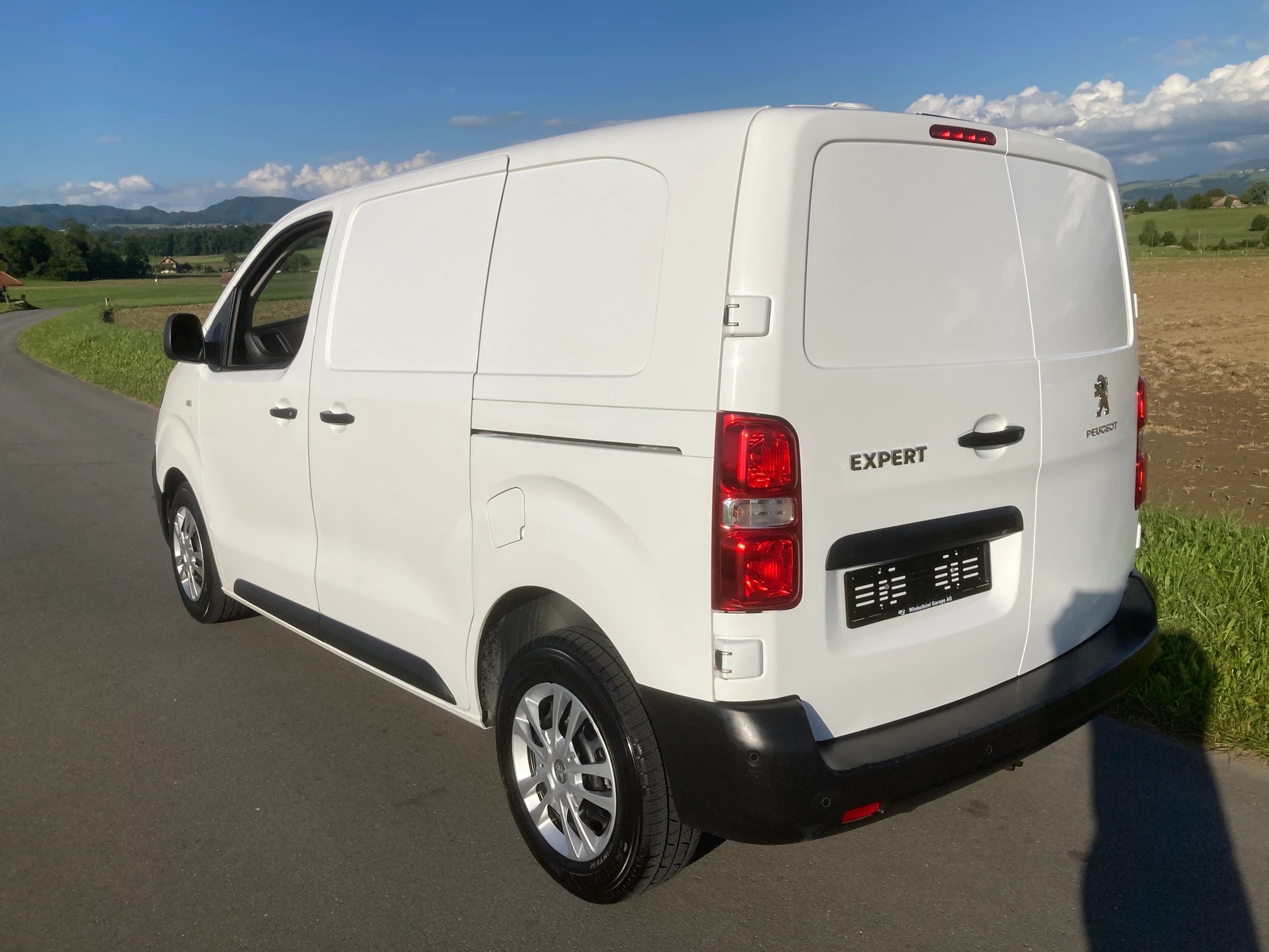 PEUGEOT Expert 2.0 BlueHDi 180 S&S Allure Compact EAT8 mit Anhängerkupplung-image-3