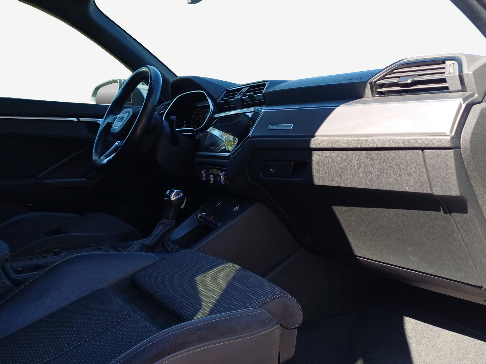 AUDI Q3 45 TFSI e S line S-tronic-image-16
