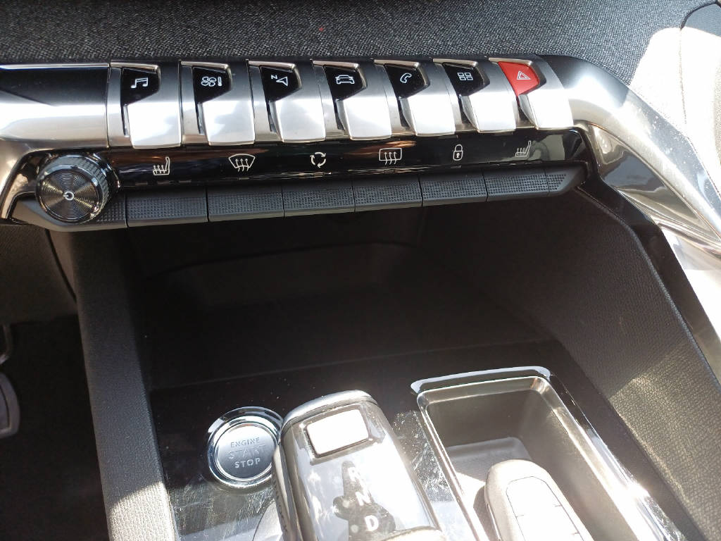 PEUGEOT 5008 1.2 PureTech Allure Pack-image-8