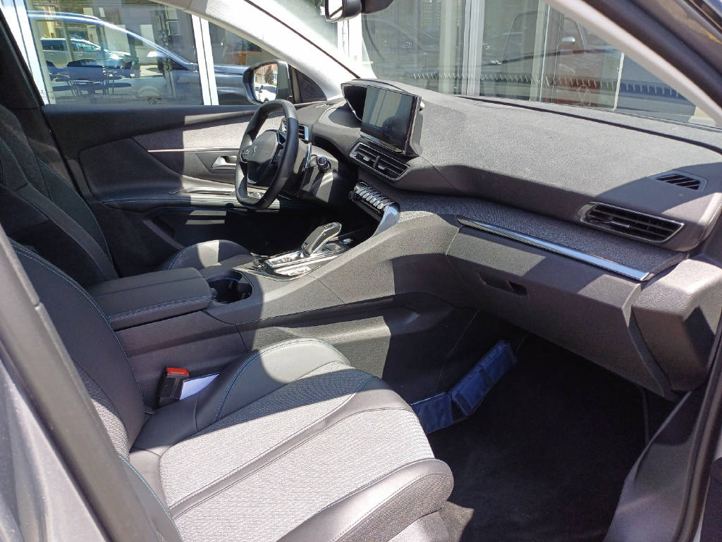 PEUGEOT 5008 1.2 PureTech Allure Pack-image-10