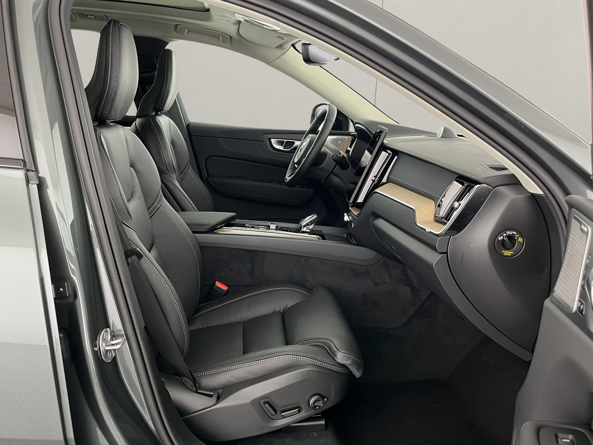 VOLVO XC60 2.0 T8 TE Ultra Dark eAWD-image-13