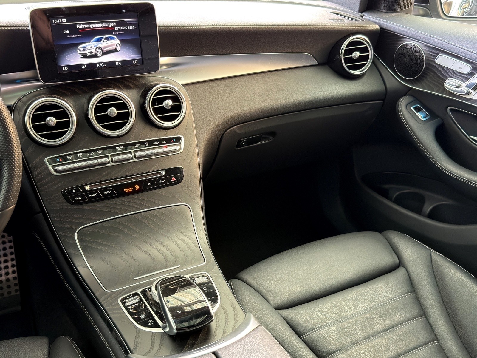 MERCEDES-BENZ GLC 350 e AMG Line 4Matic 7G-Tronic-image-14