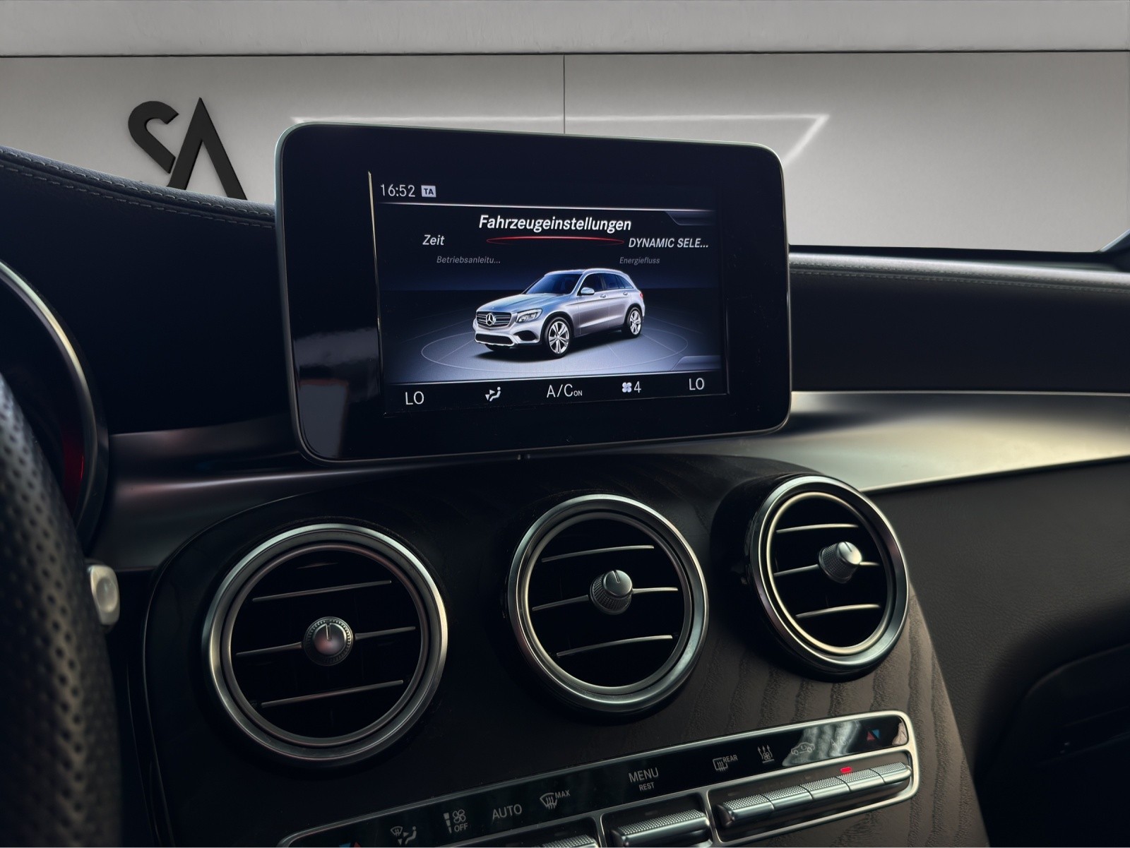 MERCEDES-BENZ GLC 350 e AMG Line 4Matic 7G-Tronic-image-15