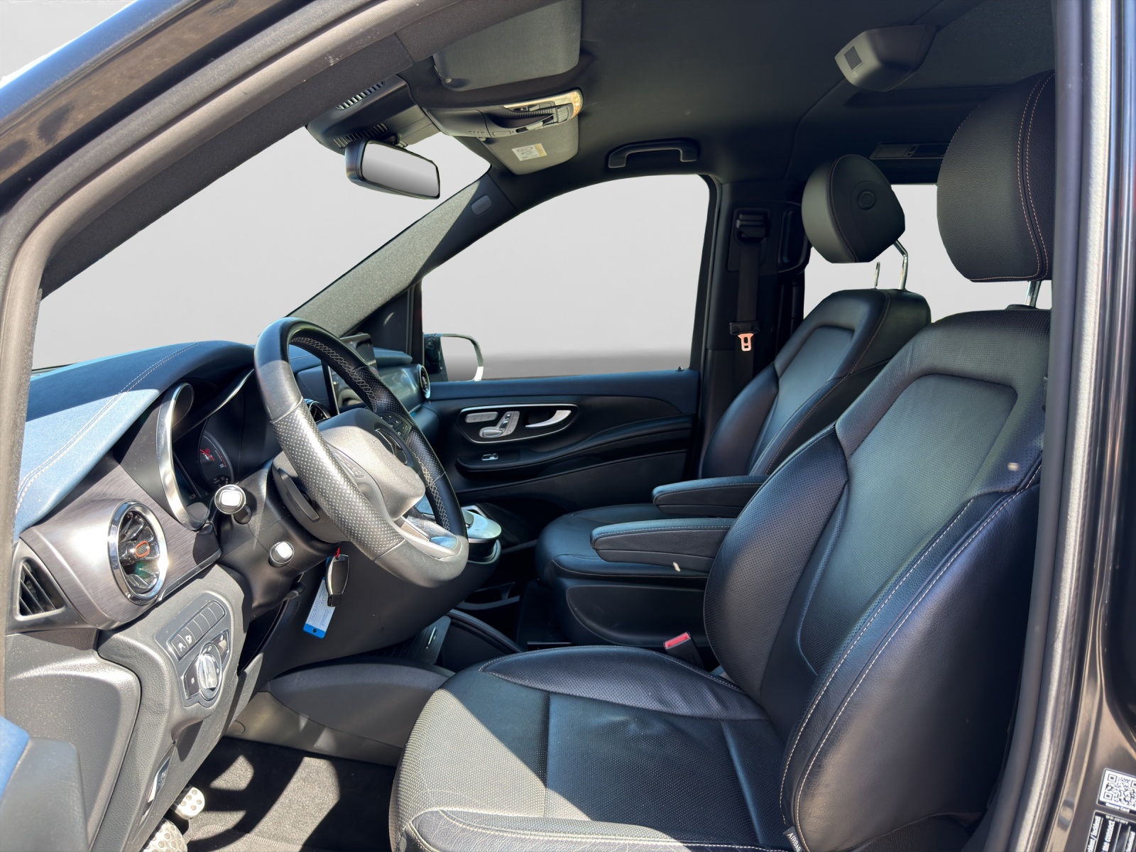 MERCEDES-BENZ EQV 300 lang-image-8