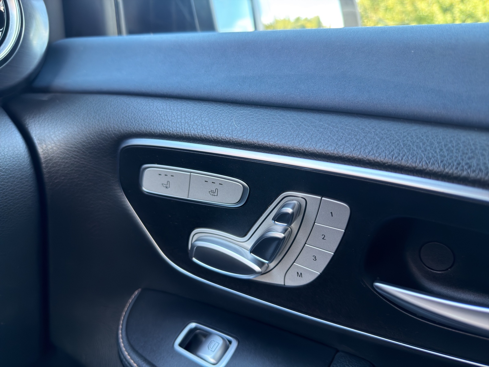 MERCEDES-BENZ EQV 300 lang-image-19