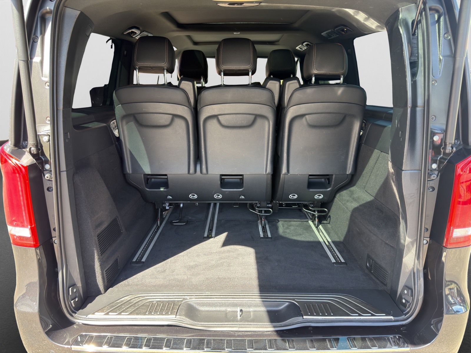 MERCEDES-BENZ EQV 300 lang-image-14