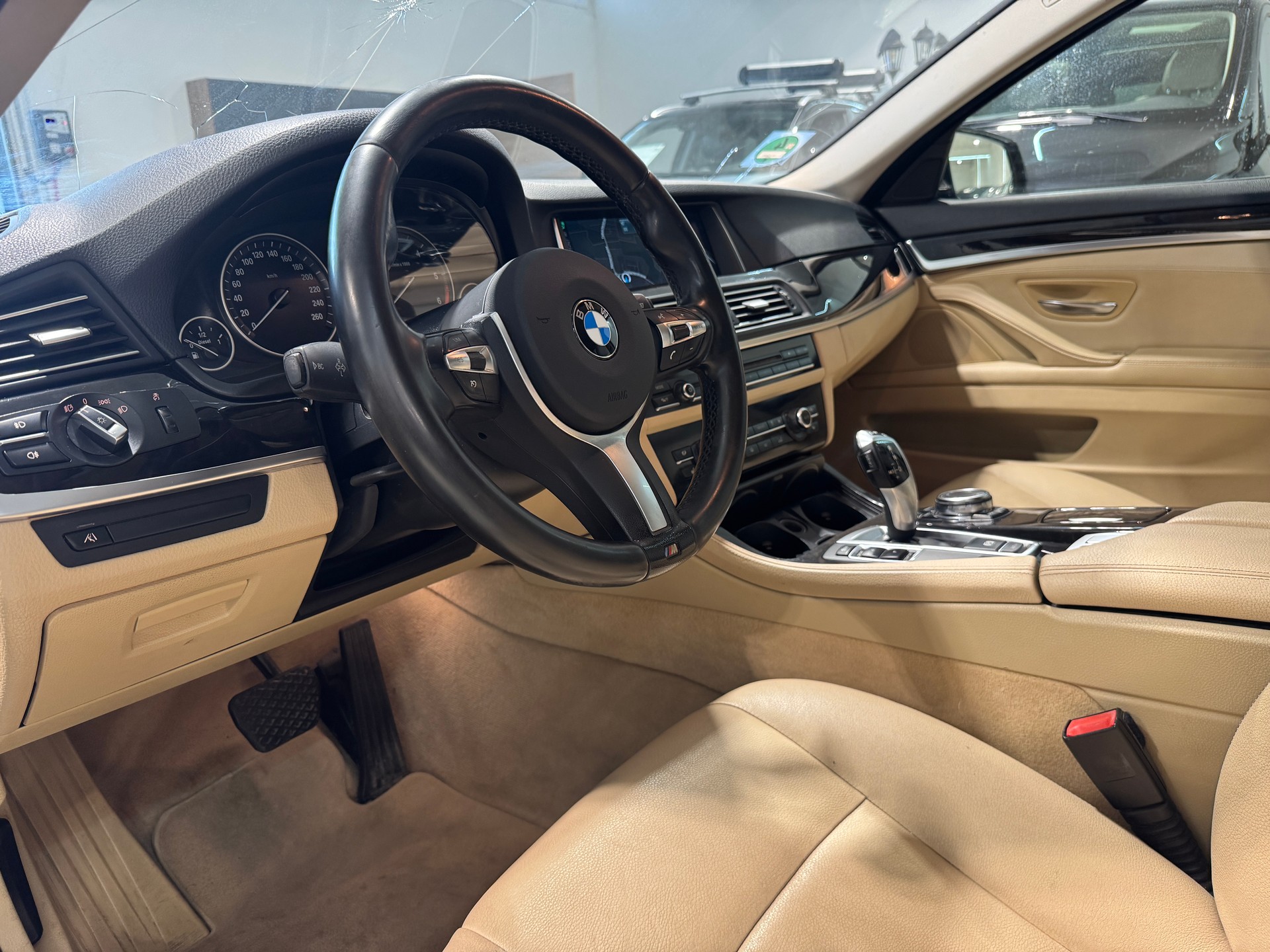 BMW 530d Touring Luxury Line Steptronic-image-12