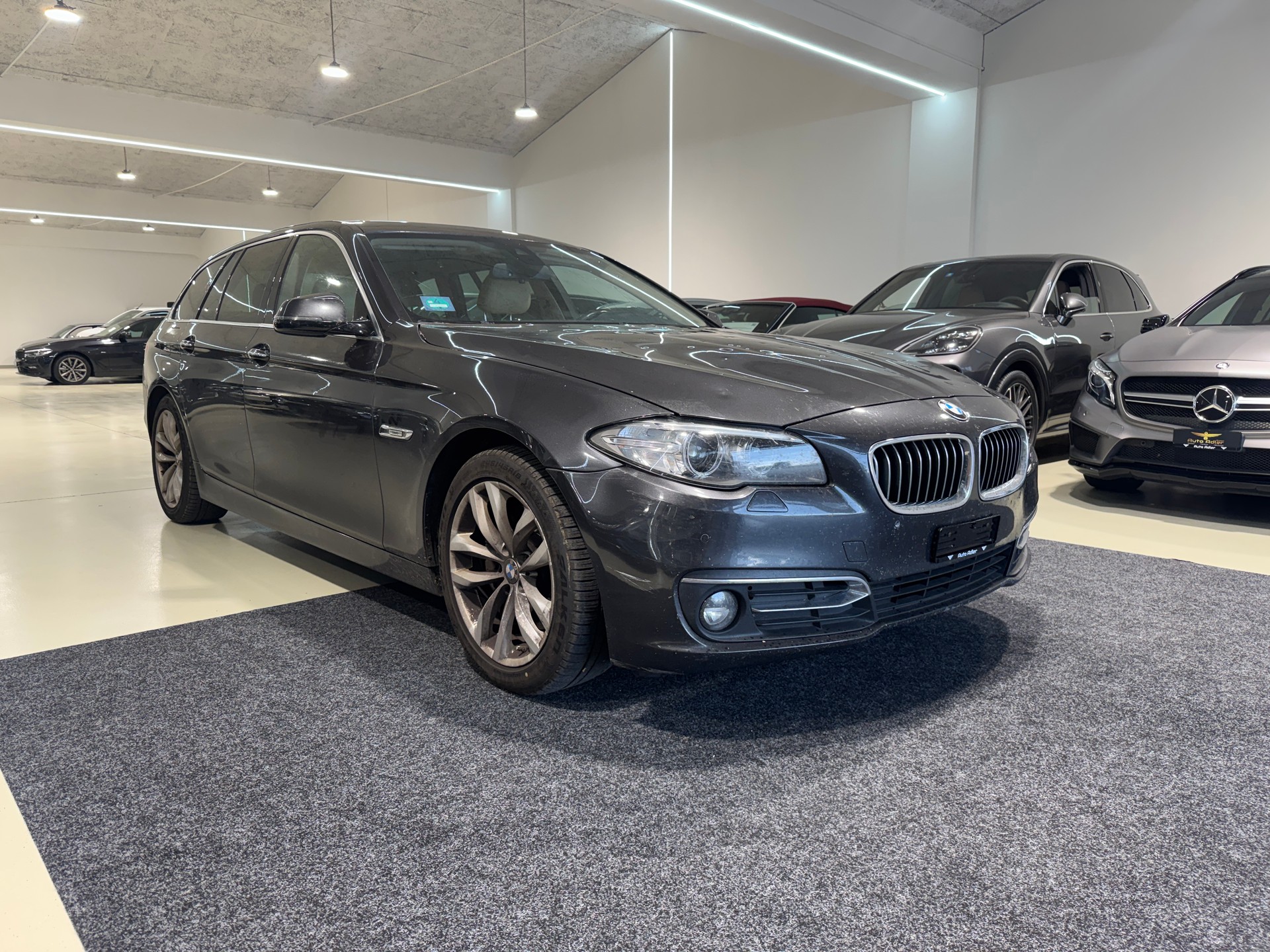 BMW 530d Touring Luxury Line Steptronic-image-2