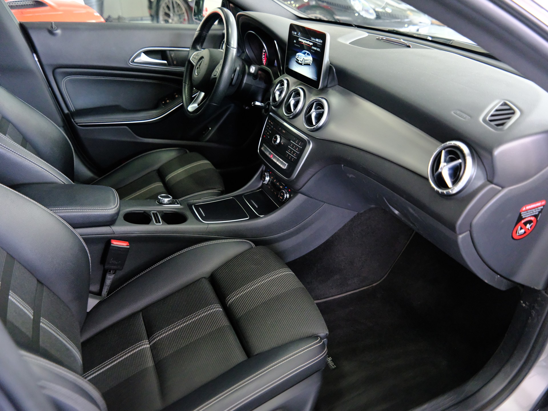 MERCEDES-BENZ CLA 220 4Matic 7G-DCT *RÜCKFAHRKAMERA* *SITZHEIZUNG*-image-17