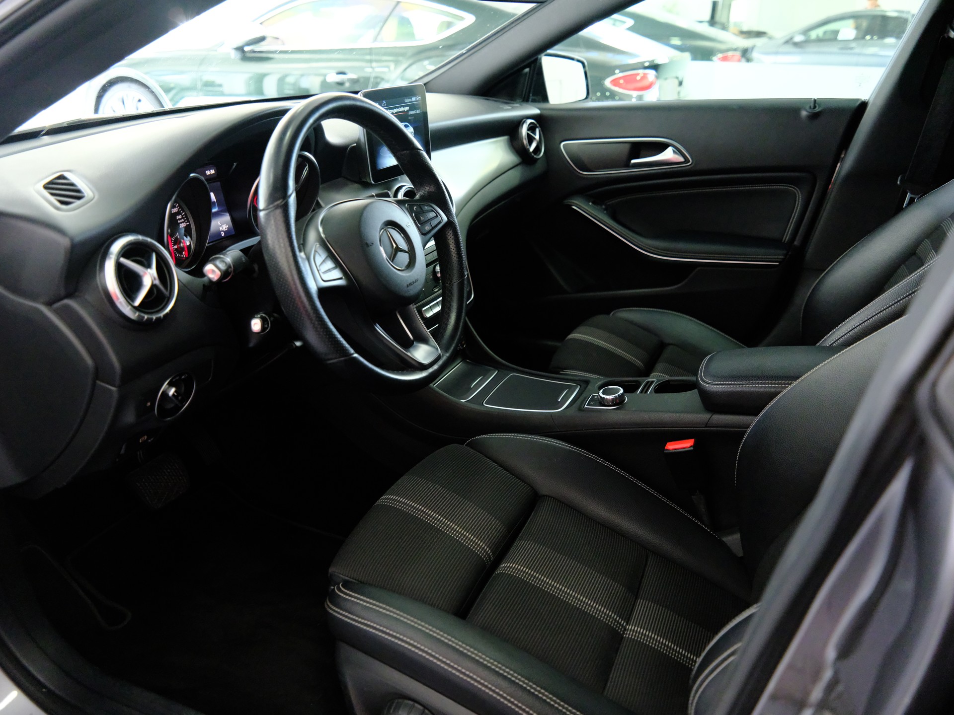 MERCEDES-BENZ CLA 220 4Matic 7G-DCT *RÜCKFAHRKAMERA* *SITZHEIZUNG*-image-14