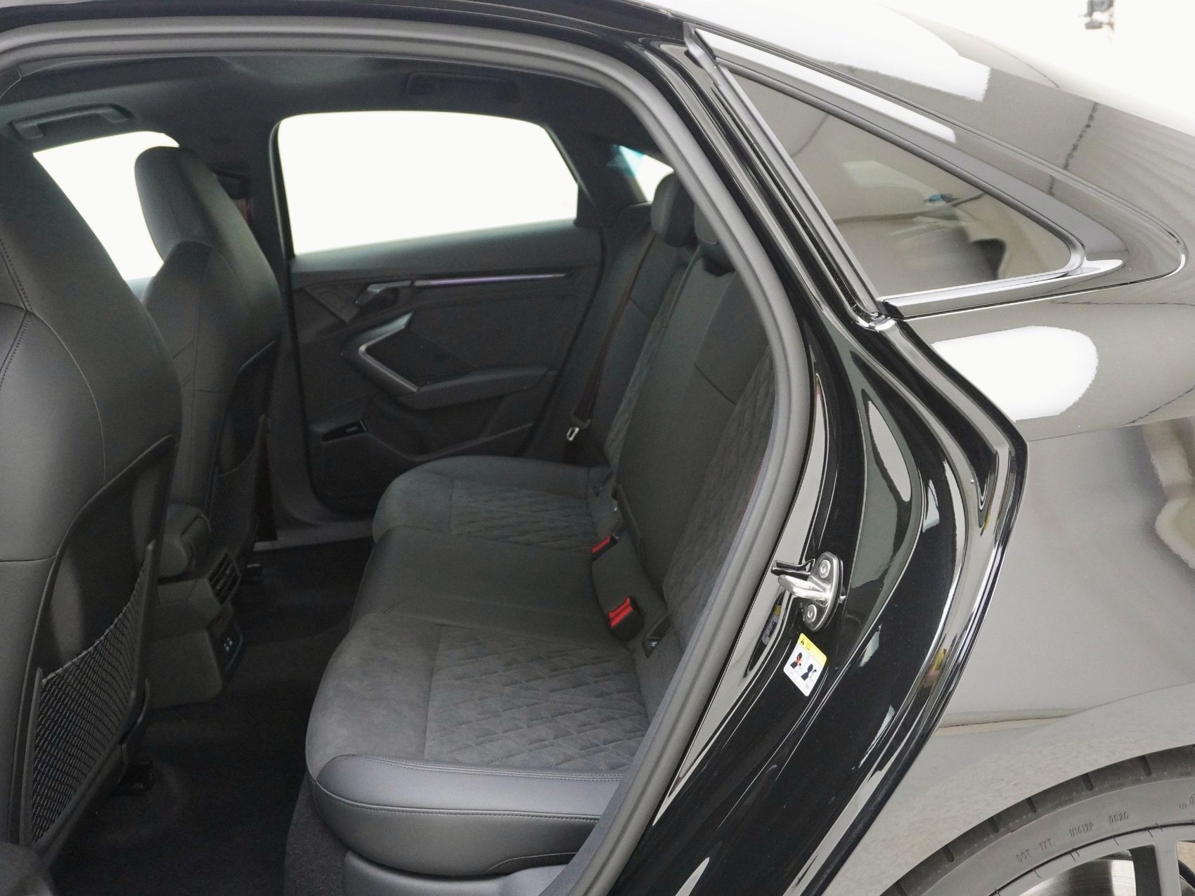 AUDI RS3 Limousine 2.5 TFSI quattro S-Tronic-image-16