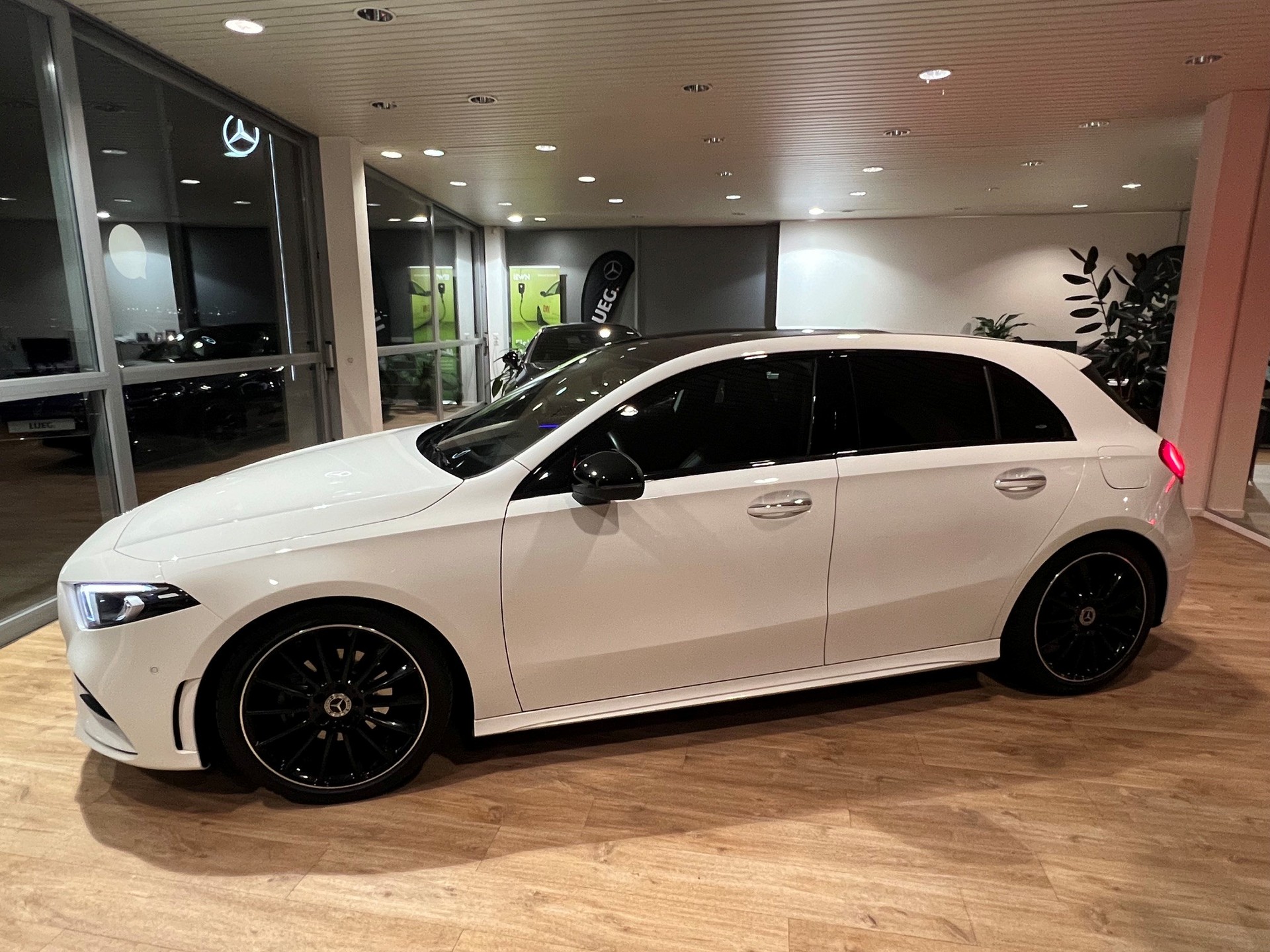 MERCEDES-BENZ A 200 AMG Line-image-1