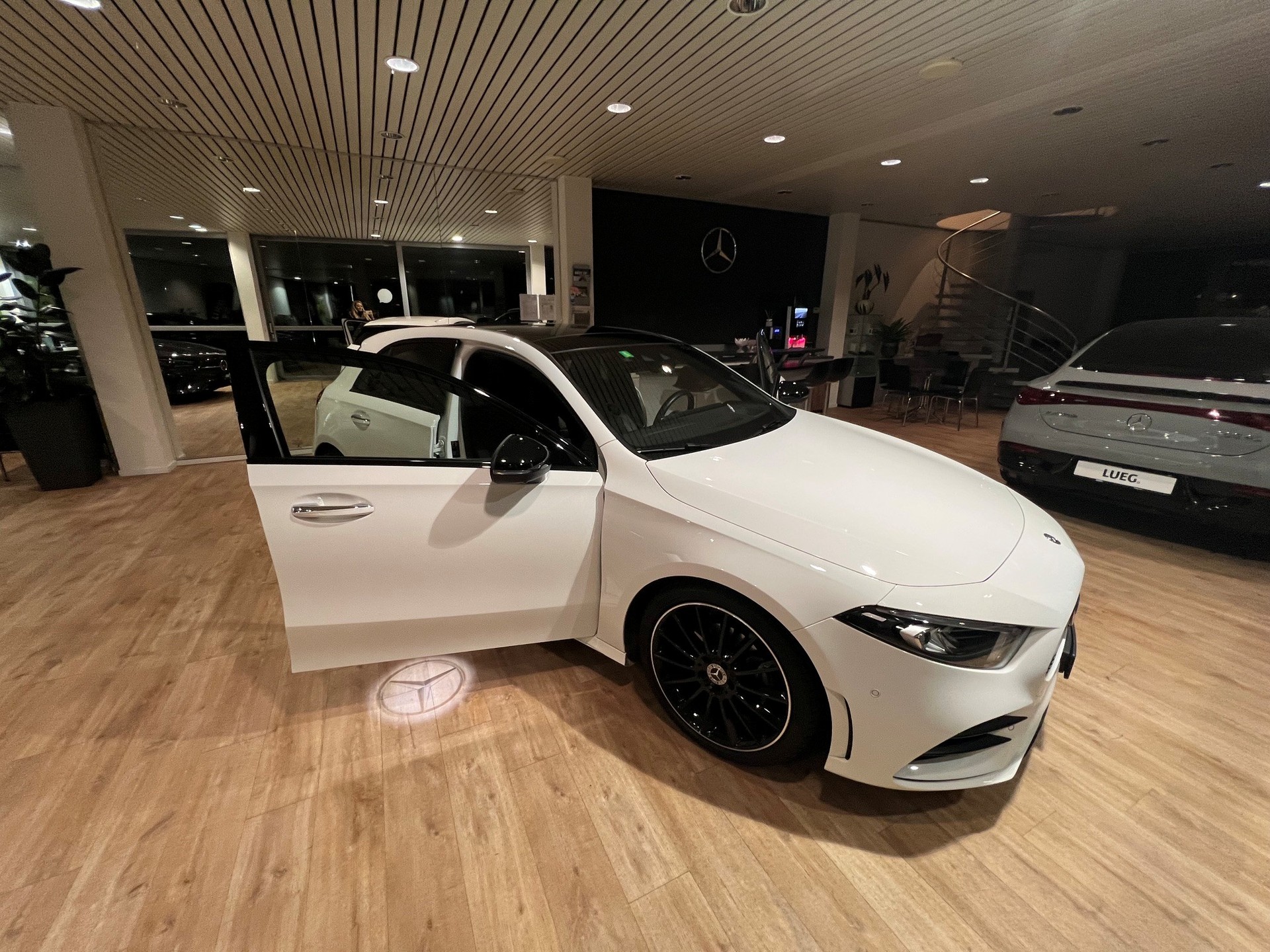 MERCEDES-BENZ A 200 AMG Line-image-3