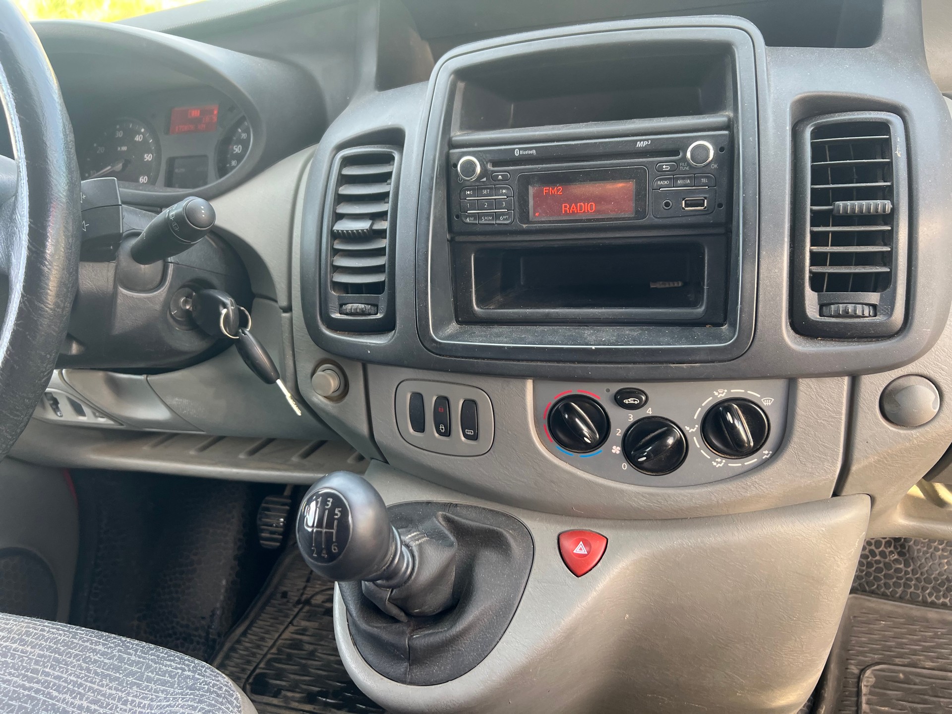 RENAULT Trafic 2.0 dCi 115 2.9t L1H1-image-9
