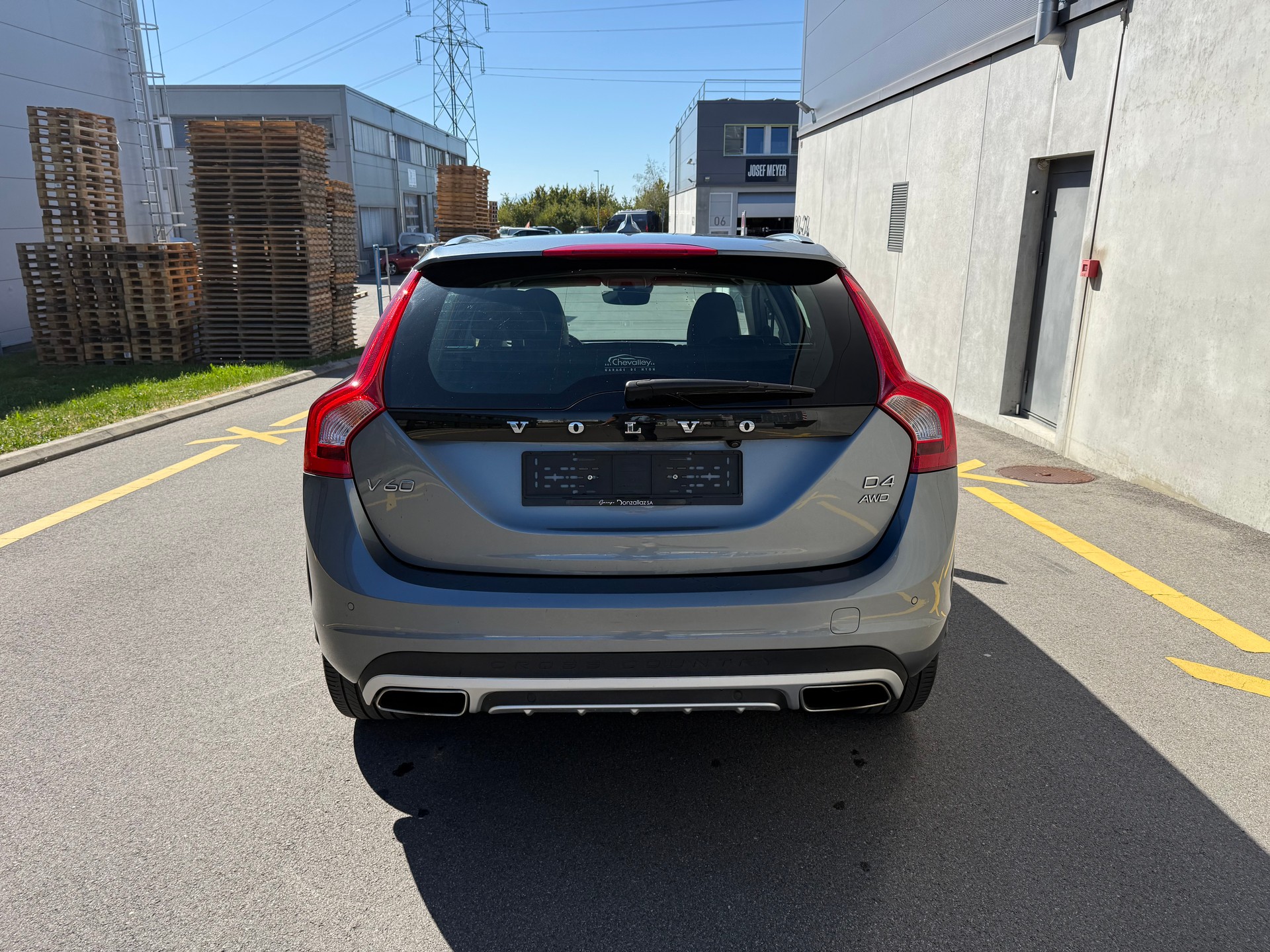 VOLVO V60 Cross Country D4 AWD Momentum Geartronic(M)-image-4