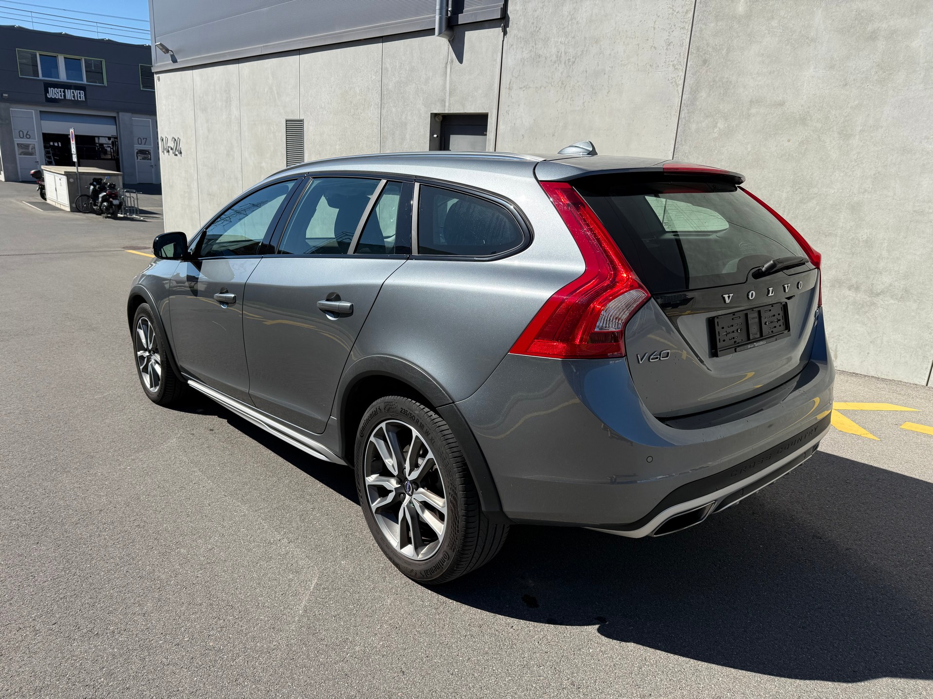 VOLVO V60 Cross Country D4 AWD Momentum Geartronic(M)-image-5