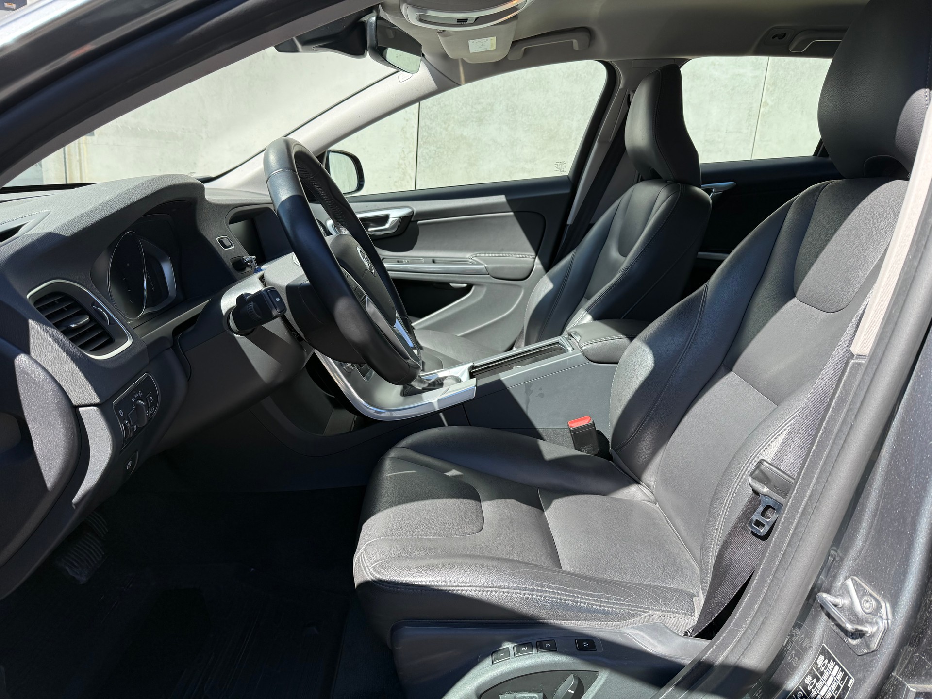 VOLVO V60 Cross Country D4 AWD Momentum Geartronic(M)-image-6
