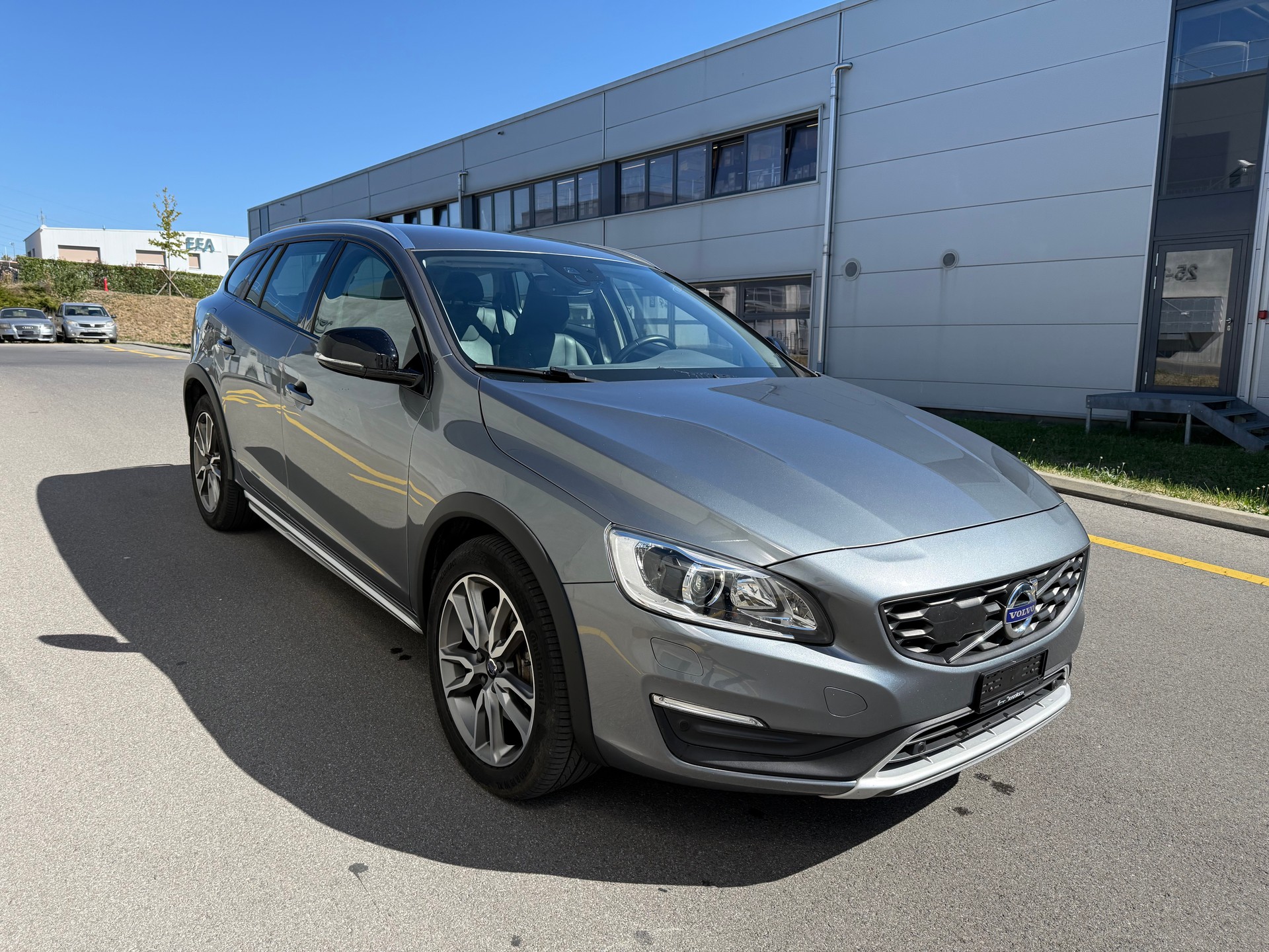 VOLVO V60 Cross Country D4 AWD Momentum Geartronic(M)-image-2