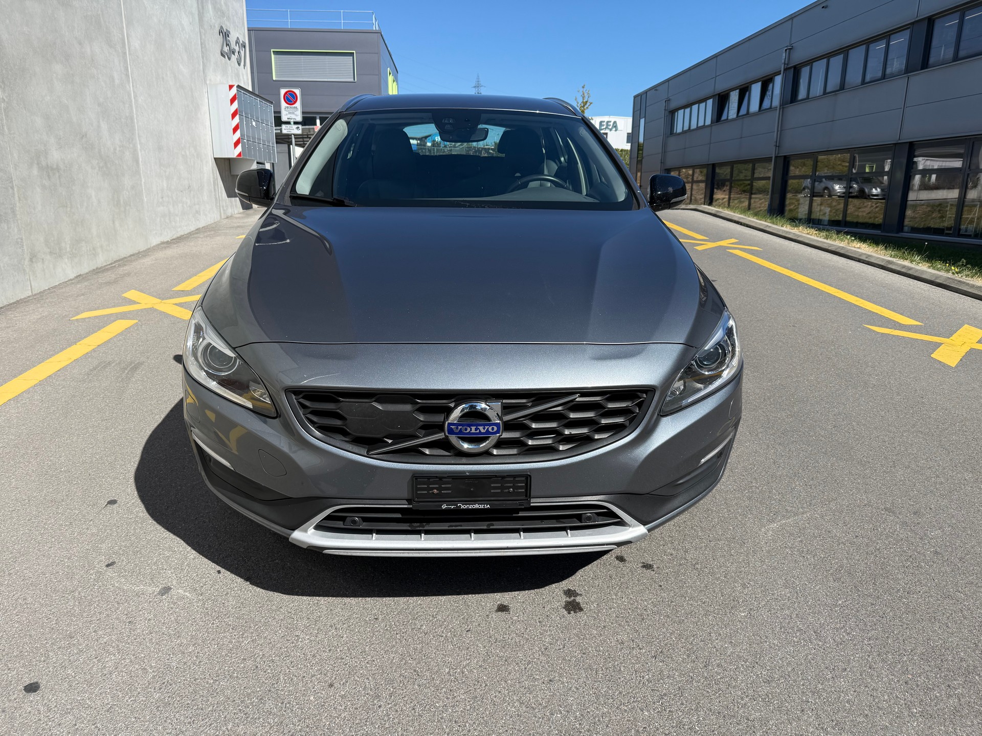 VOLVO V60 Cross Country D4 AWD Momentum Geartronic(M)-image-1