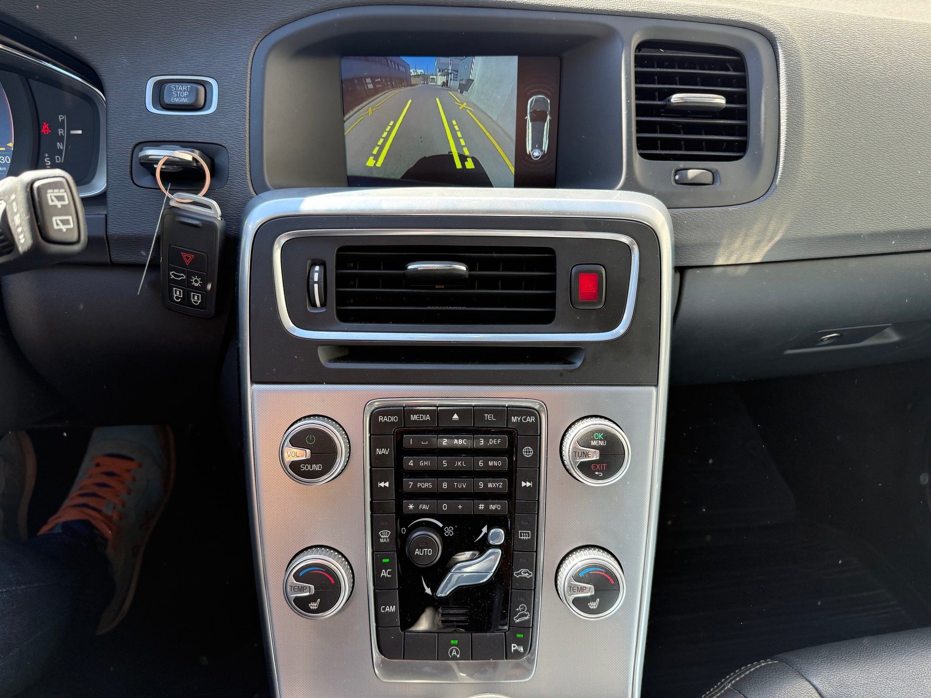 VOLVO V60 Cross Country D4 AWD Momentum Geartronic(M)-image-9