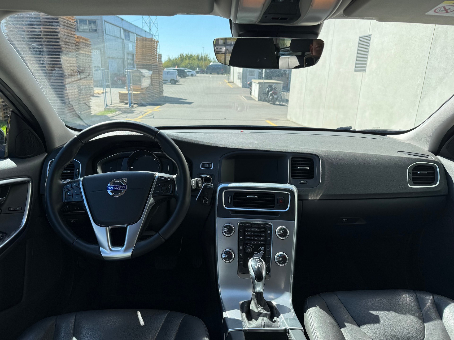 VOLVO V60 Cross Country D4 AWD Momentum Geartronic(M)-image-8
