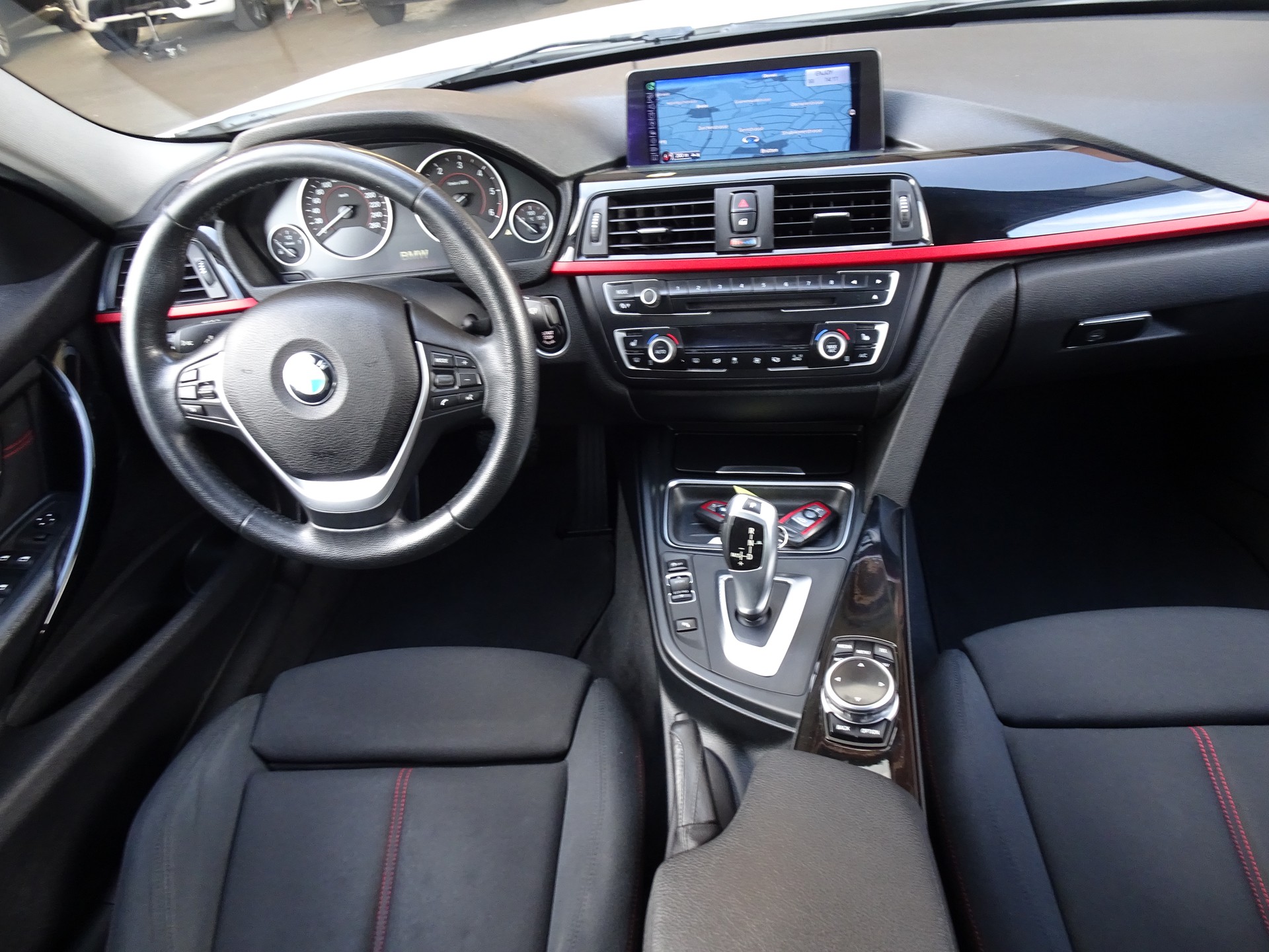 BMW 320d xDrive Touring Sport Line Steptronic-image-11
