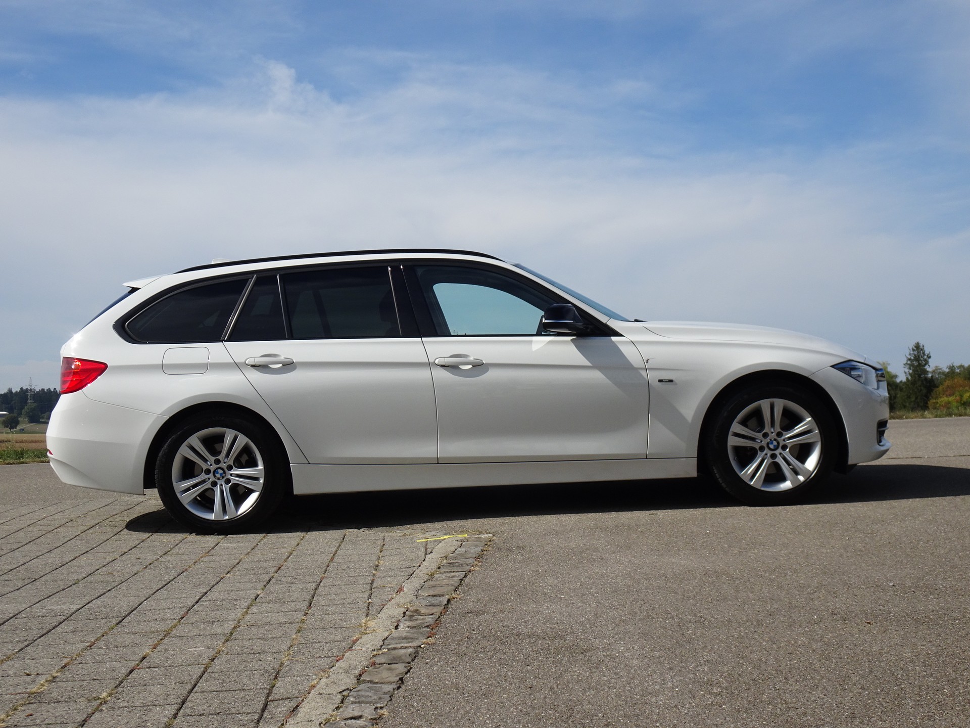 BMW 320d xDrive Touring Sport Line Steptronic-image-4