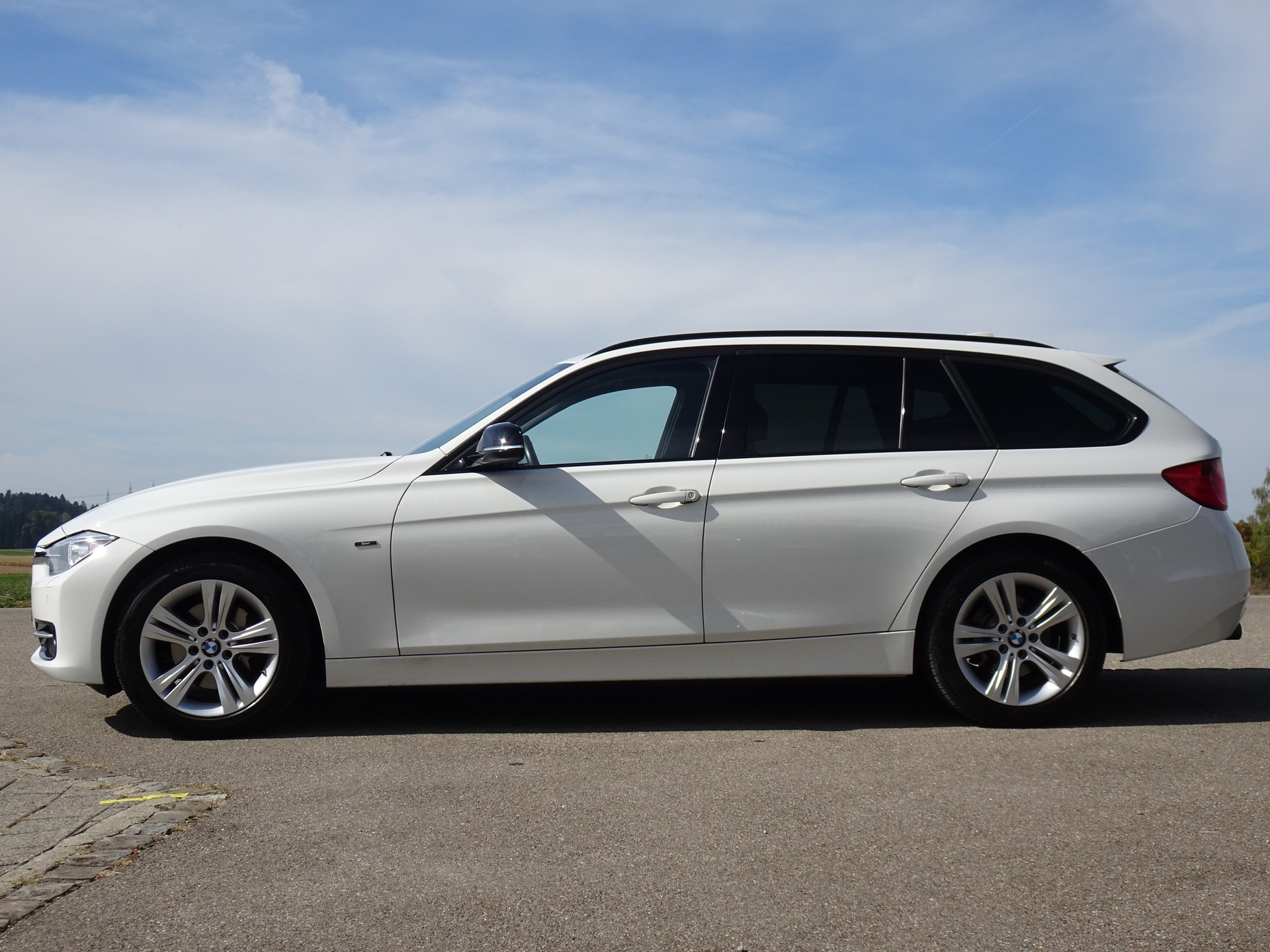 BMW 320d xDrive Touring Sport Line Steptronic-image-1
