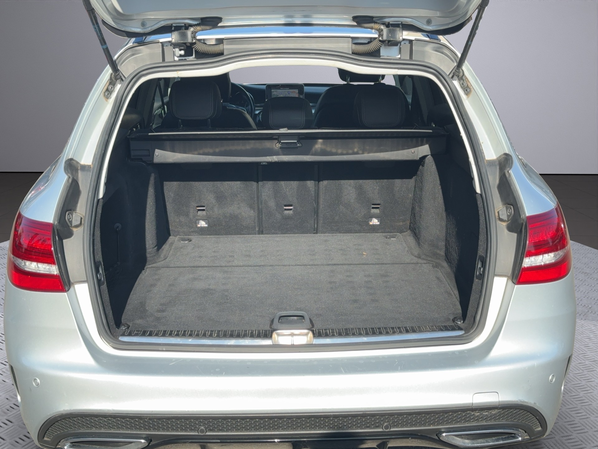 MERCEDES-BENZ C 250 d AMG Line 4Matic 9G-Tronic-image-15