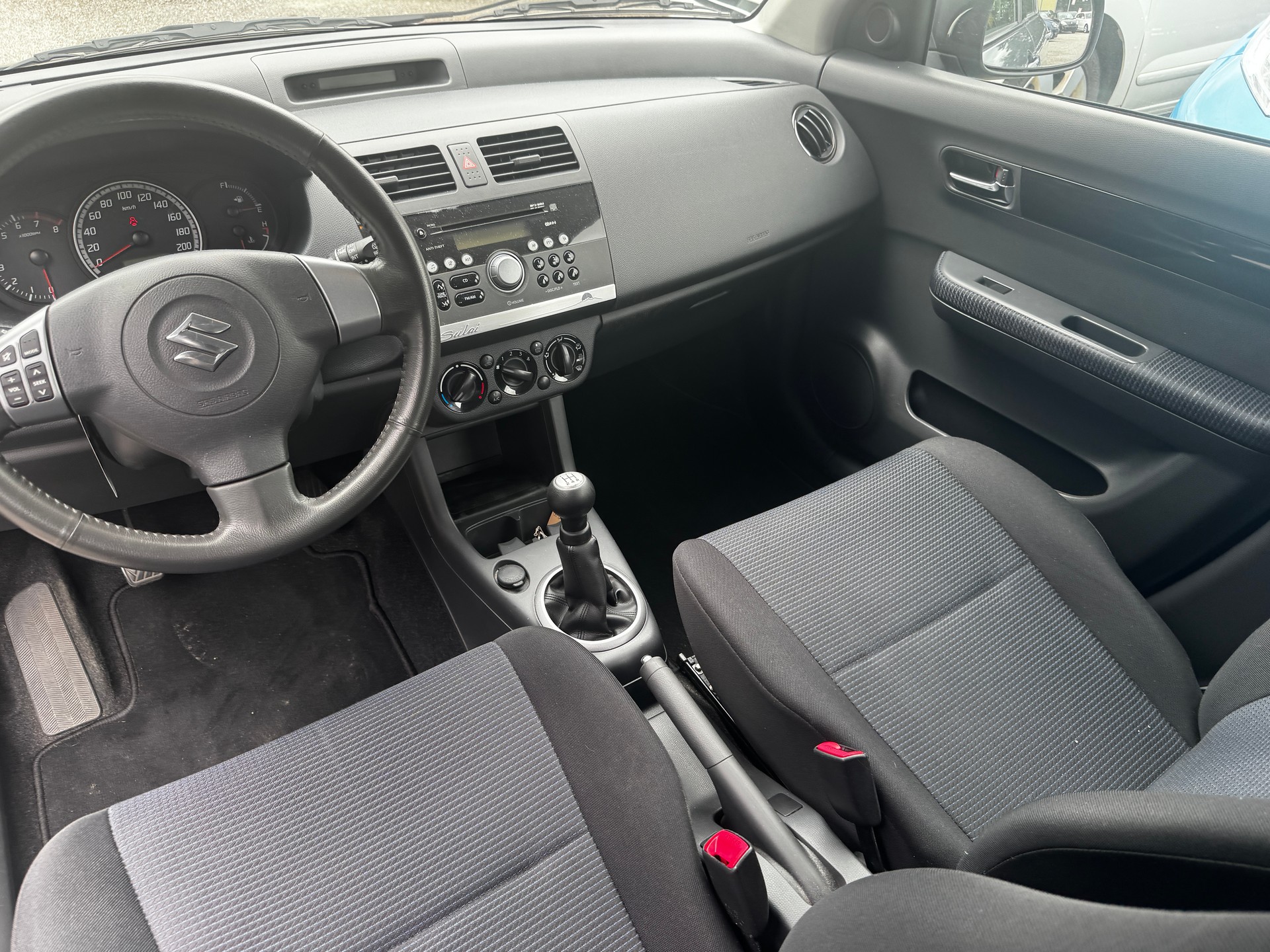 SUZUKI Swift 1.3i 16V GL Top Piz Sulai LE 4x4-image-9