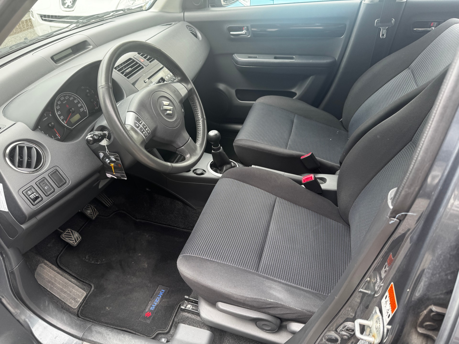 SUZUKI Swift 1.3i 16V GL Top Piz Sulai LE 4x4-image-7