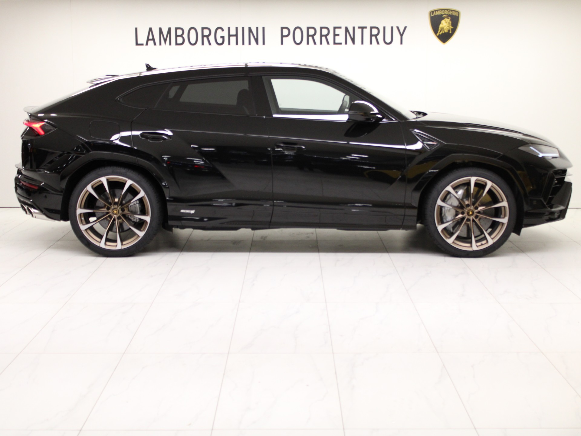 LAMBORGHINI Urus S-image-1