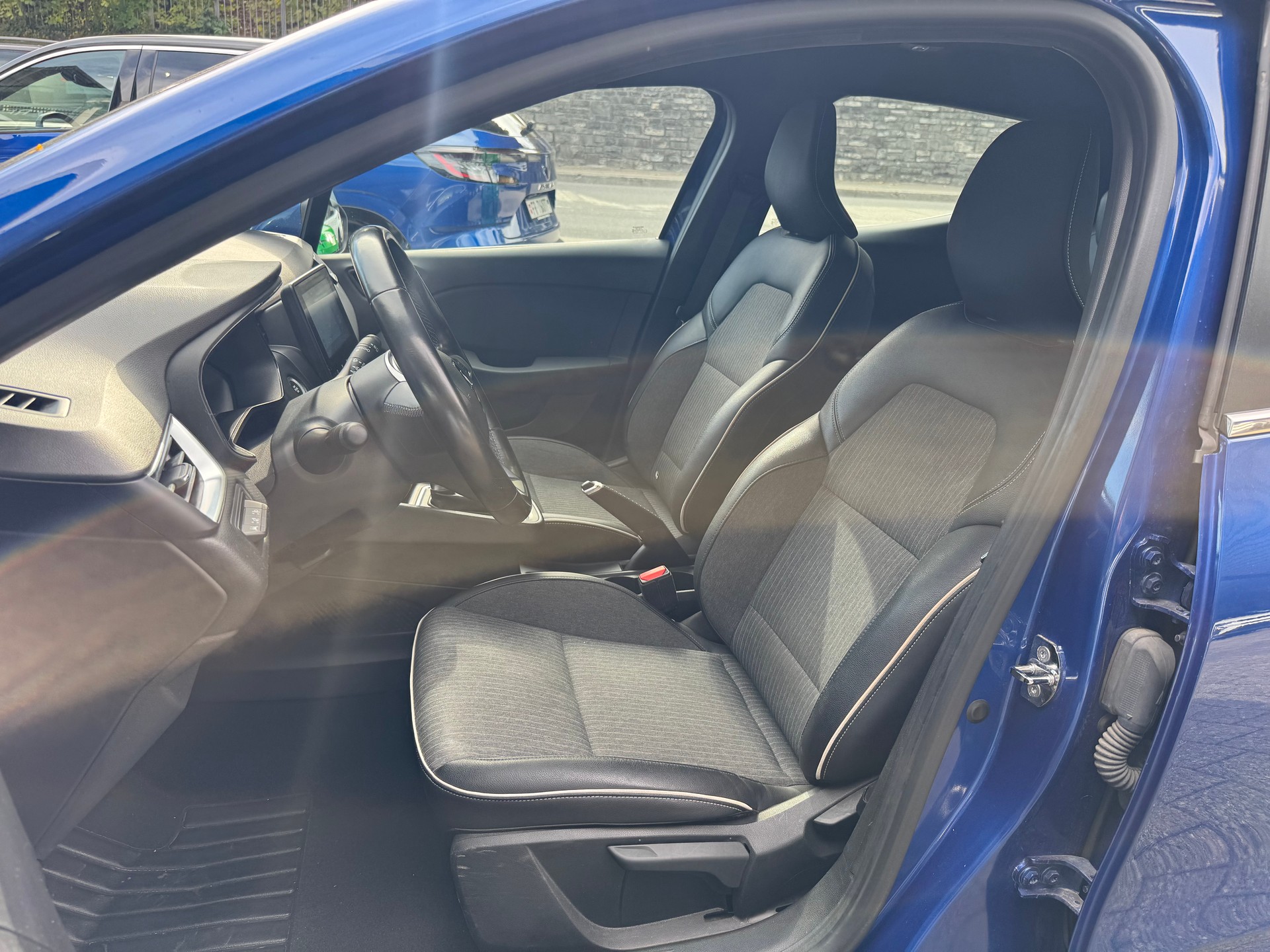 RENAULT Clio 1.0 Intens CVT-image-12